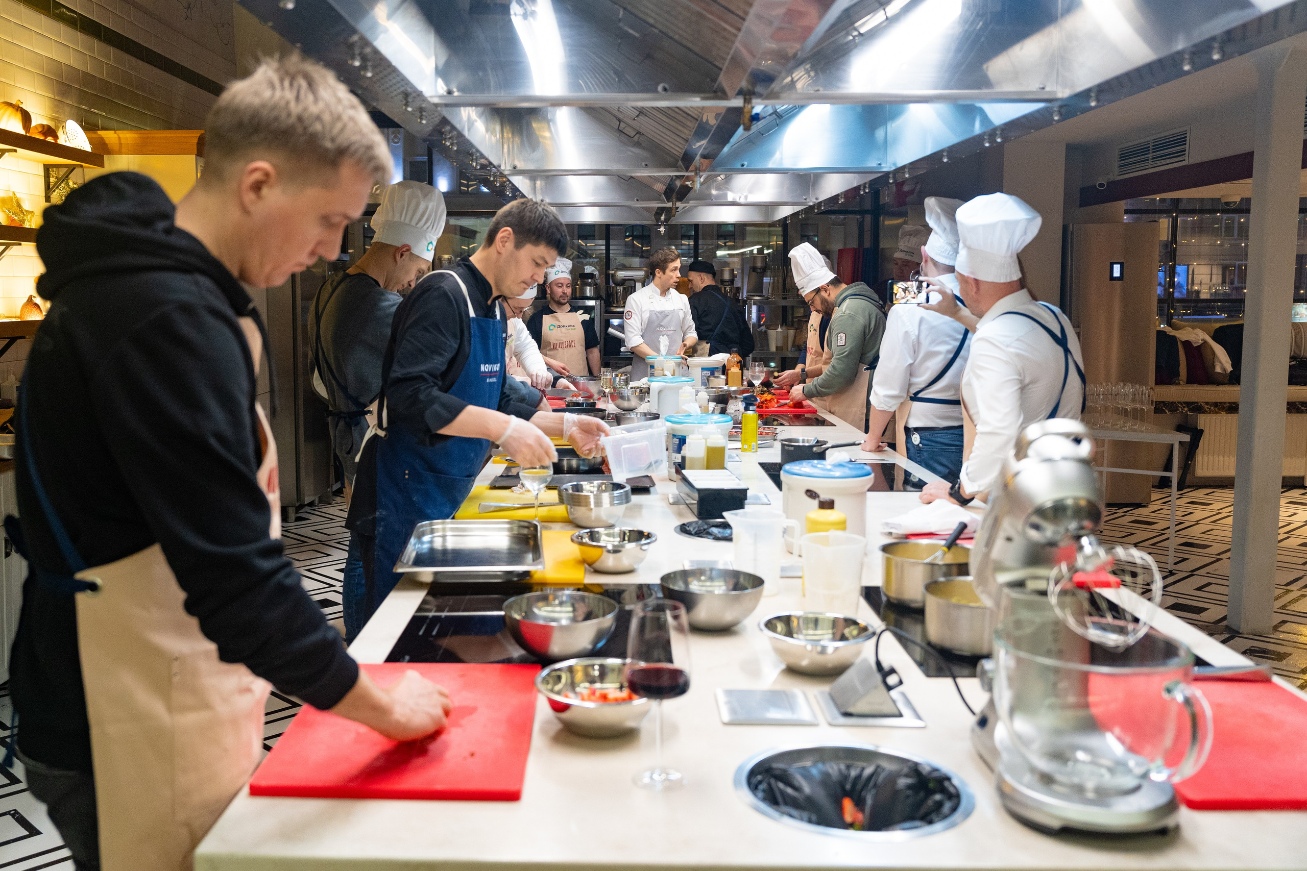 NOVIKOV SCHOOL — Умами зал. Фотограф Никита Комаров