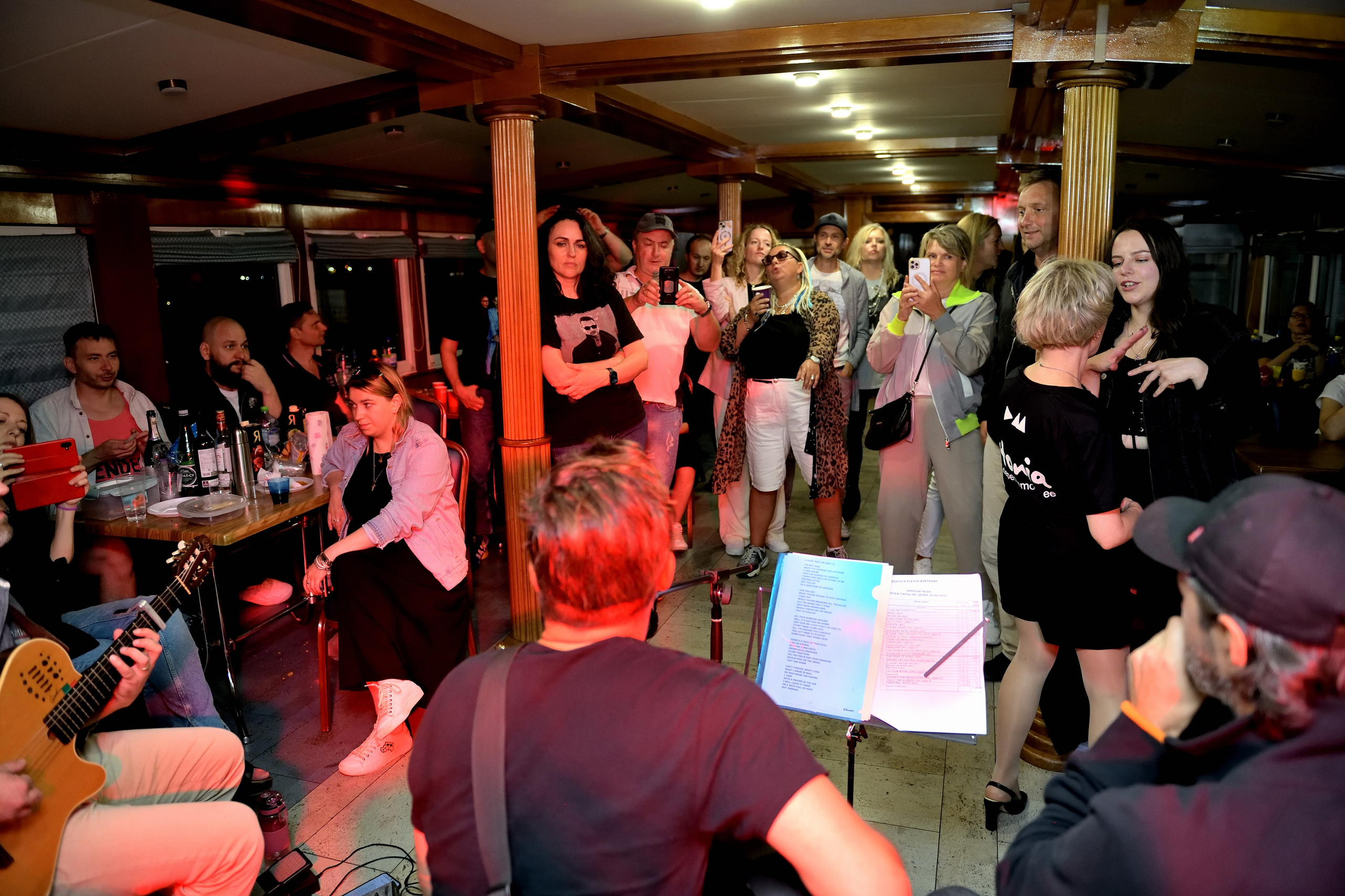 "Зрители и фанаты на концерте группы DM Acoustics".