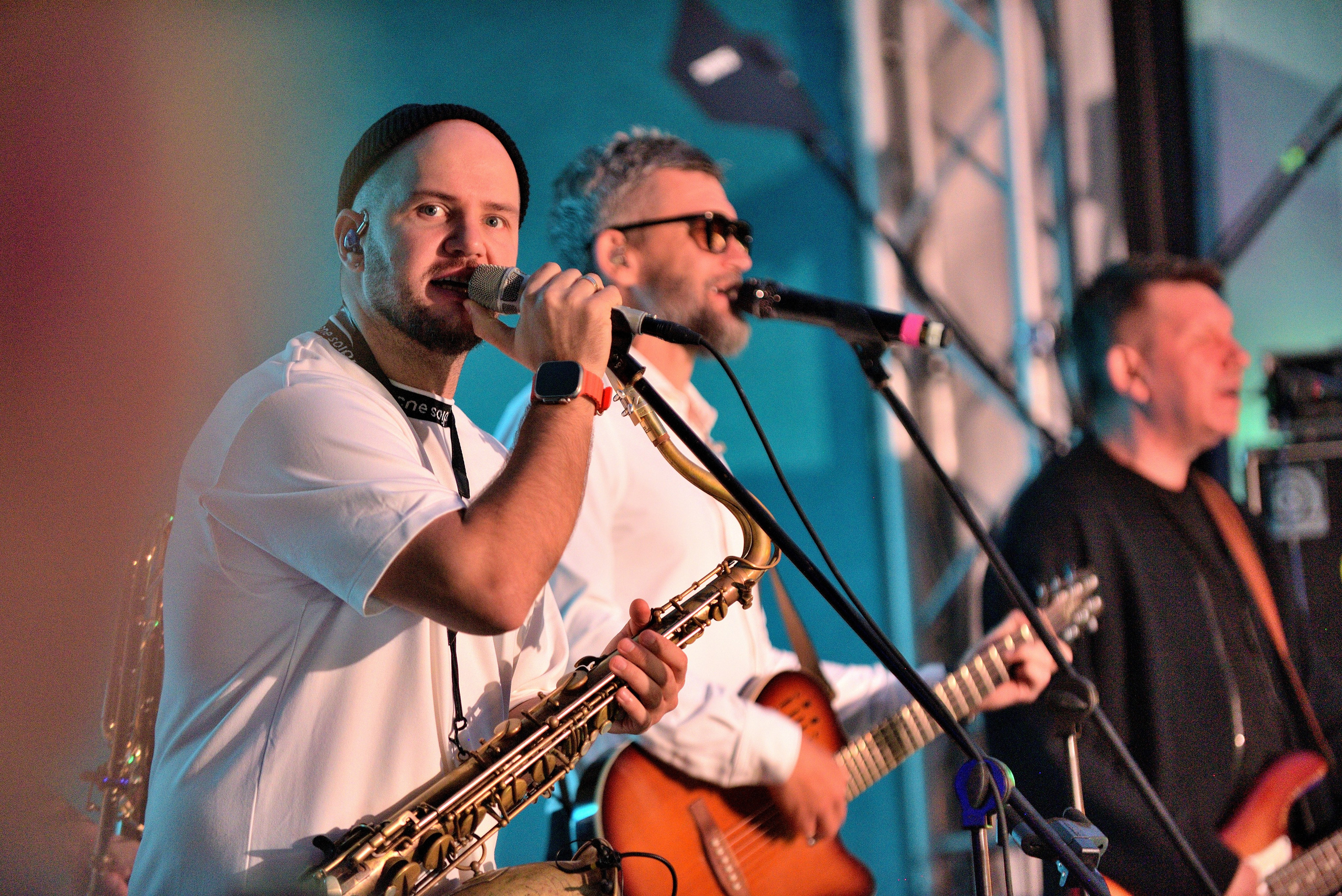 "Участники группы "Ума Турман" на концерте летом".