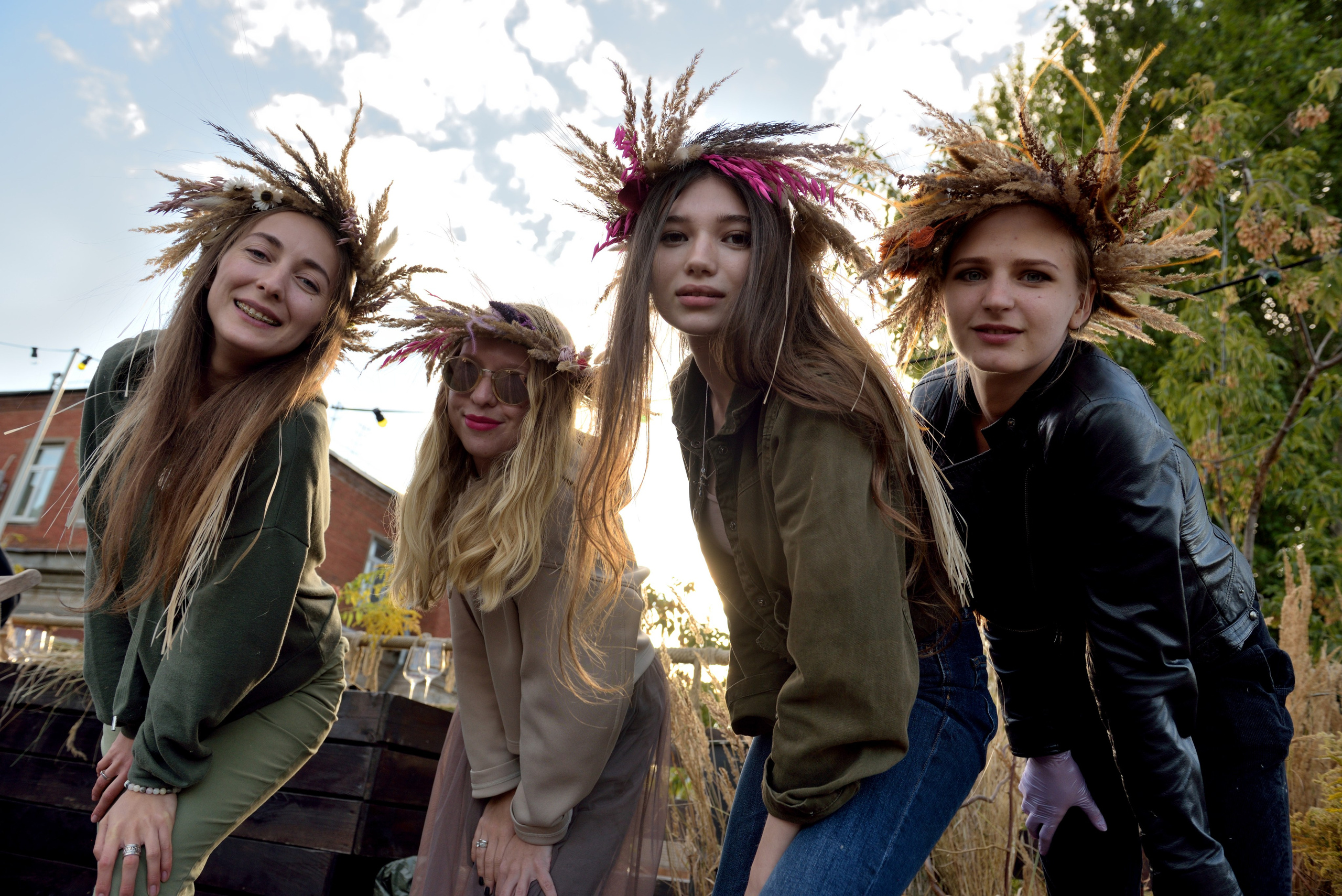 "Девушки позируют фотографу на мероприятии".