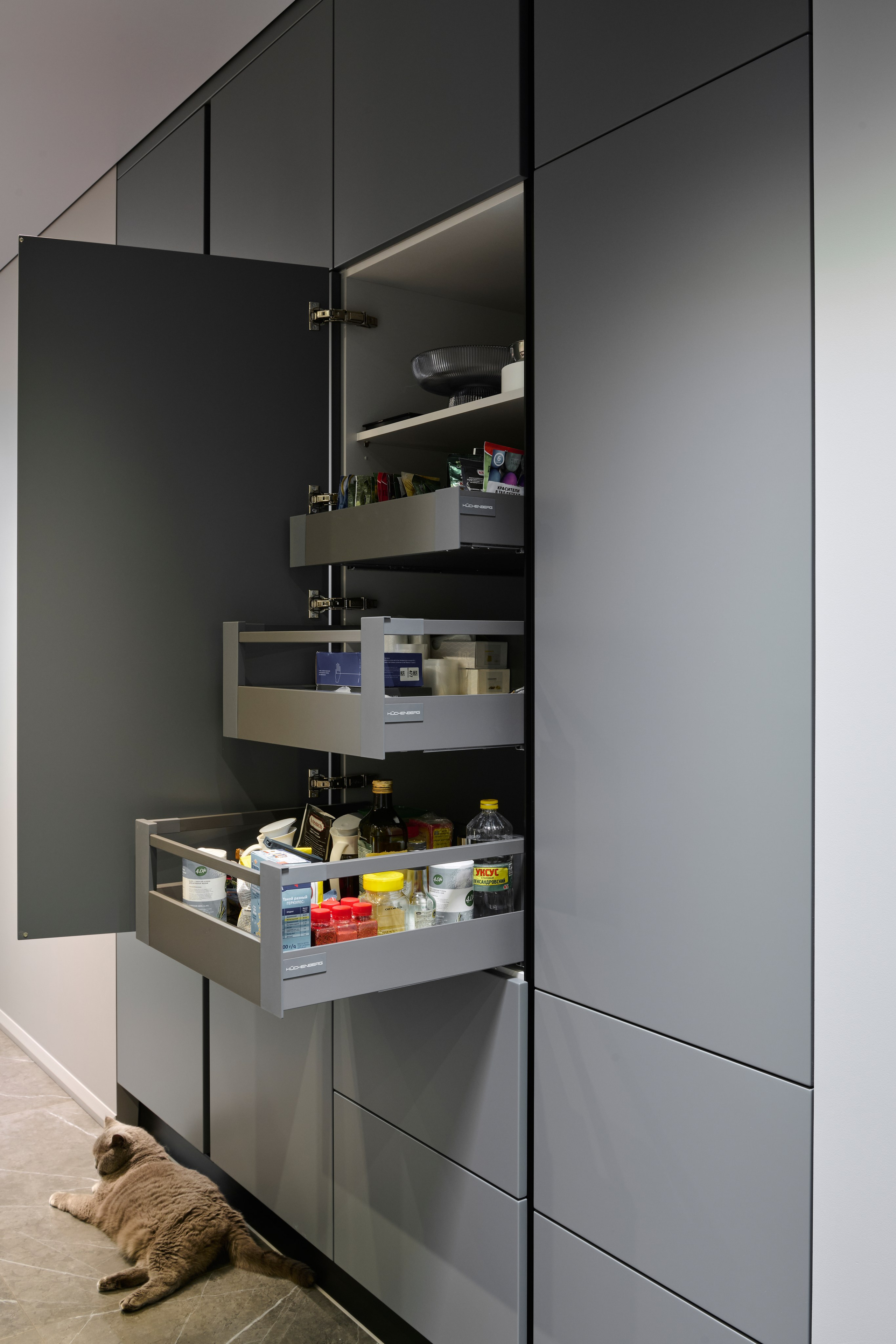 Угловая секция шкафа: открытые полки, продукты, аккуратное хранение