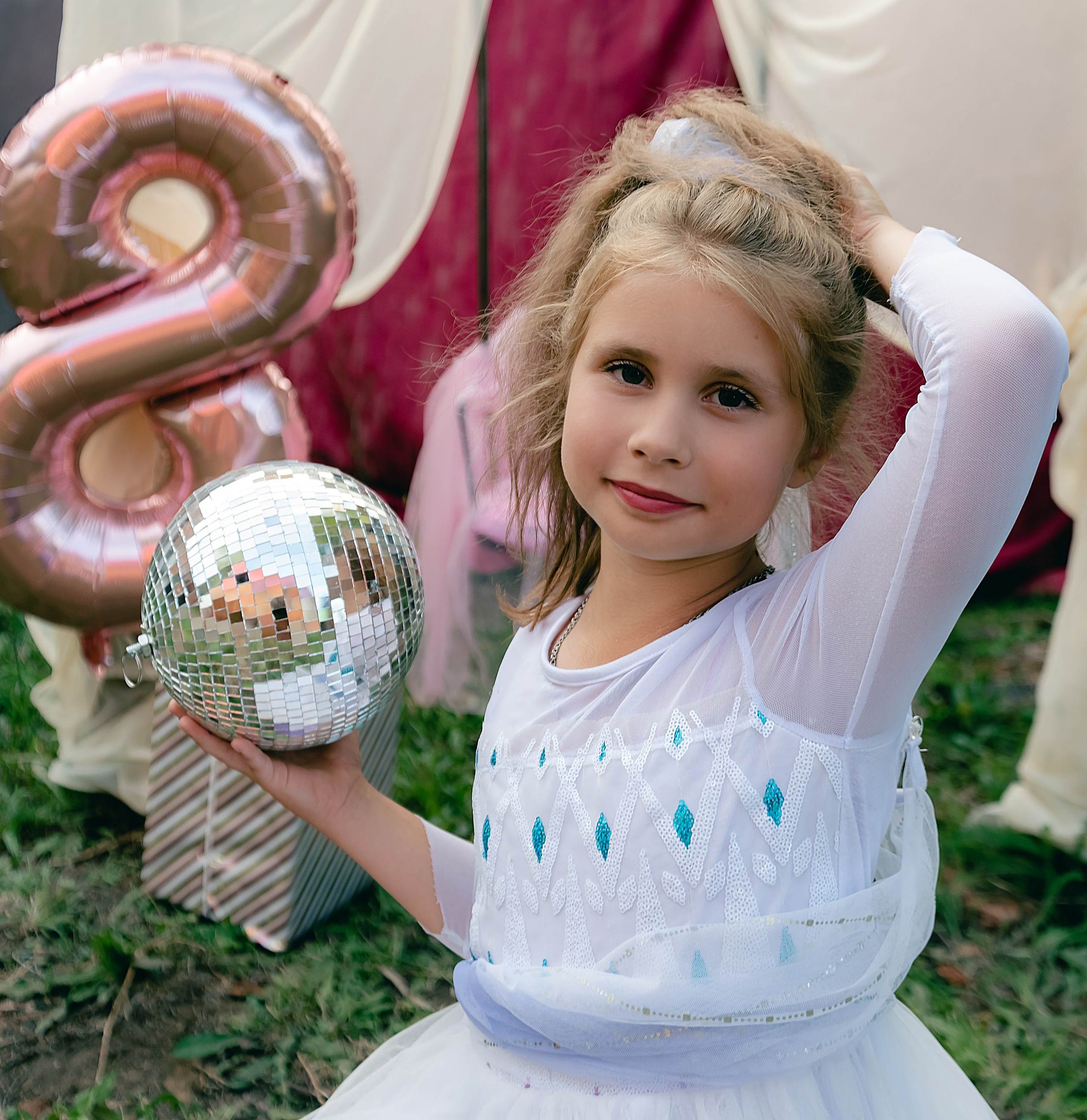 На фото девочка держится за волосы.