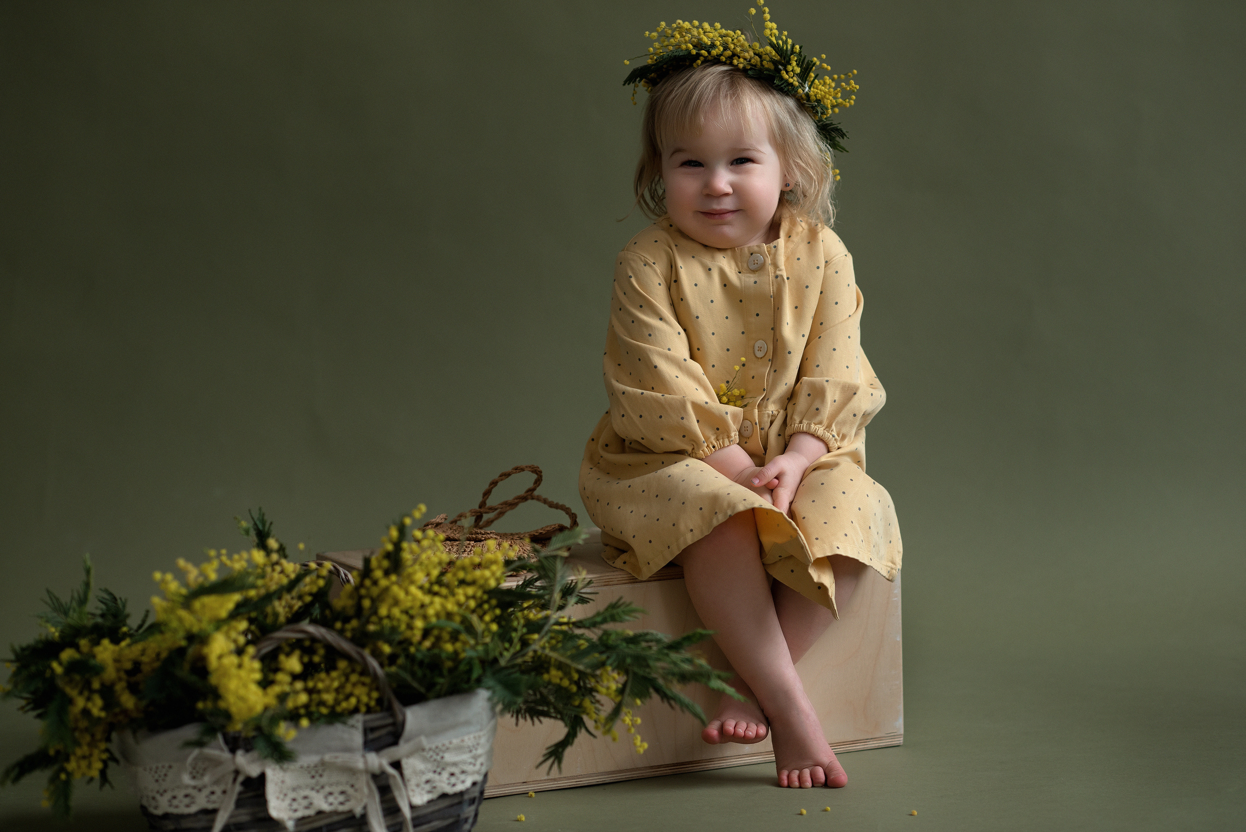 Детская фотосессия с цветами в студии. Семейный и детский фотограф в Санкт-Петербурге Скибо Марина