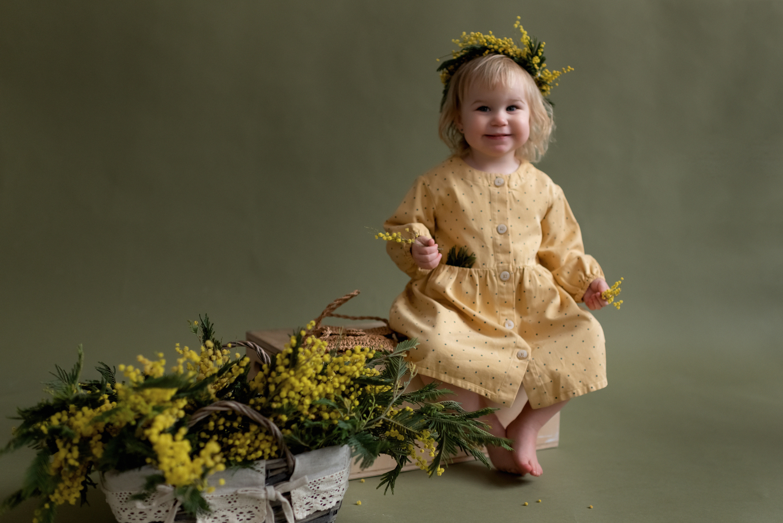 Детская фотосессия с цветами в студии. Семейный и детский фотограф в Санкт-Петербурге Скибо Марина