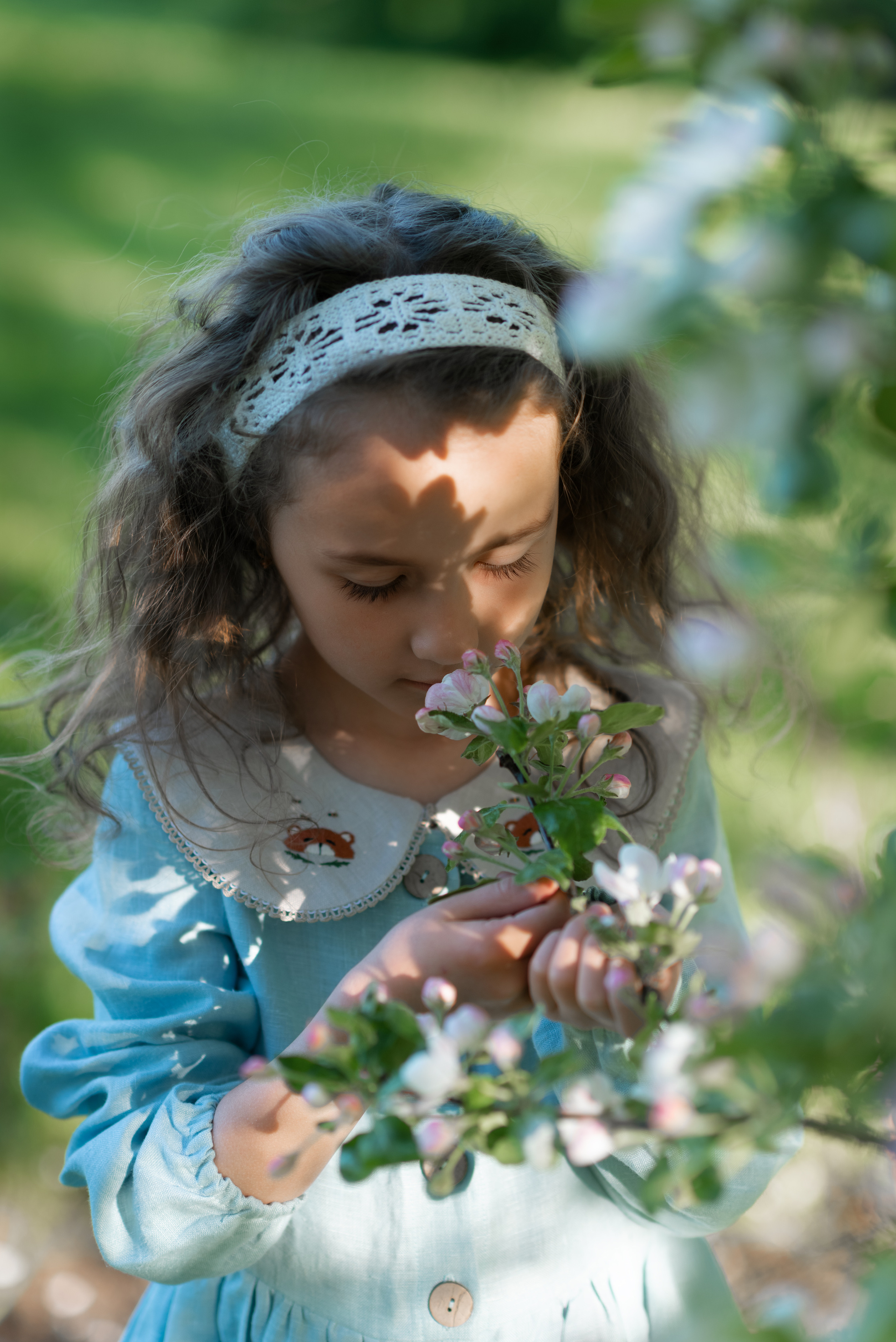 Весенняя фотосессия в яблонях. Семейный и детский фотограф в Санкт-Петербурге Скибо Марина
