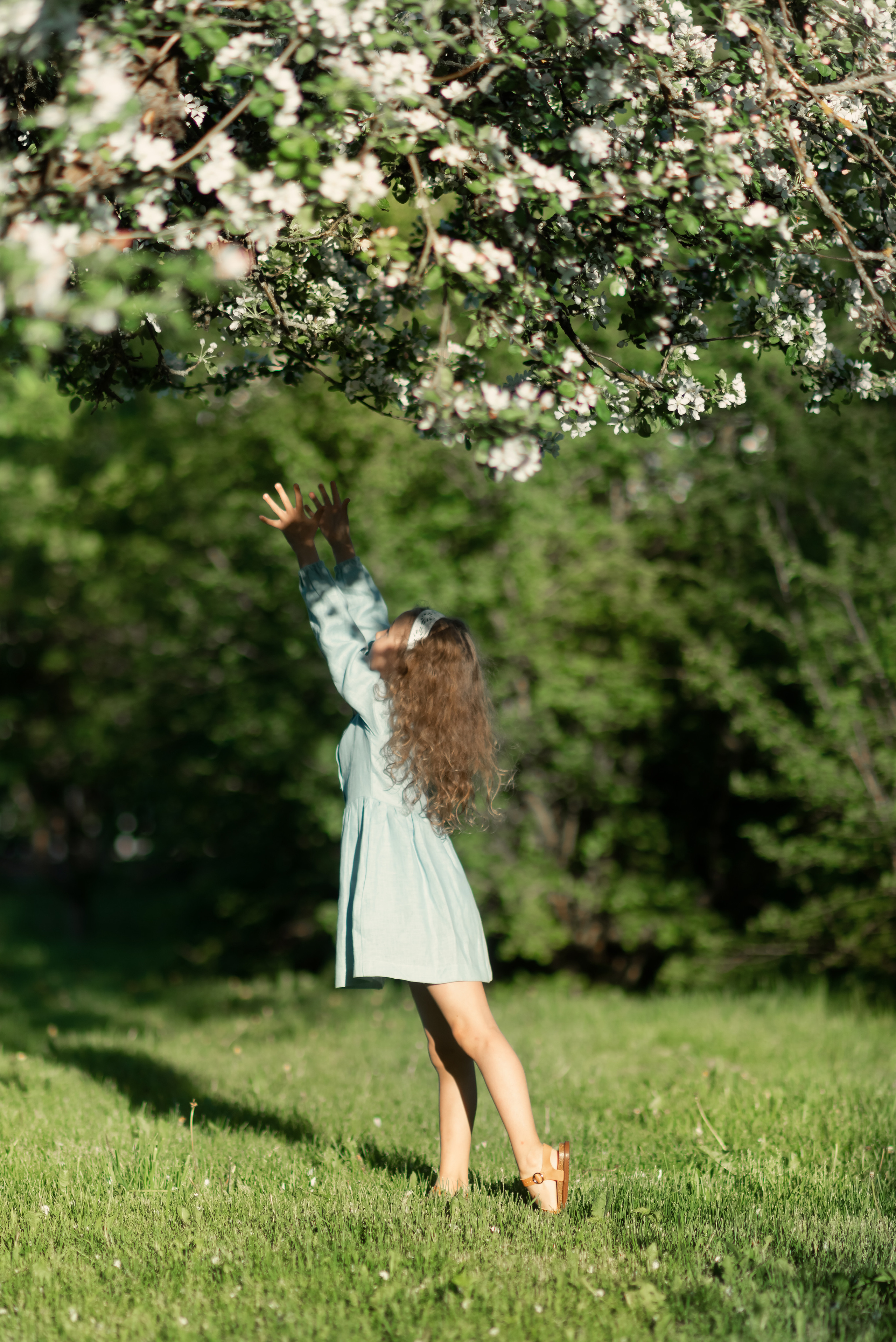 Весенняя фотосессия в яблонях. Семейный и детский фотограф в Санкт-Петербурге Скибо Марина