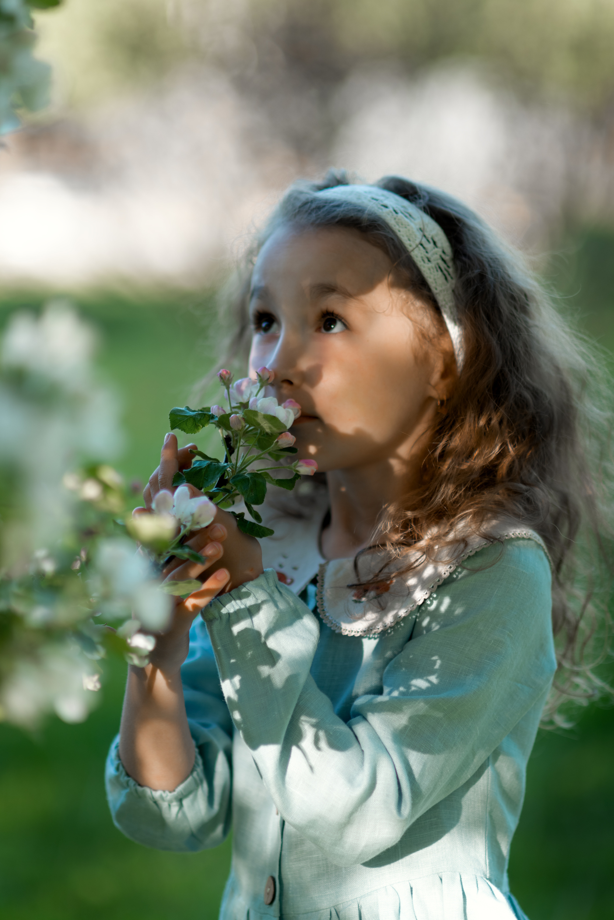 Весенняя фотосессия в яблонях. Семейный и детский фотограф в Санкт-Петербурге Скибо Марина