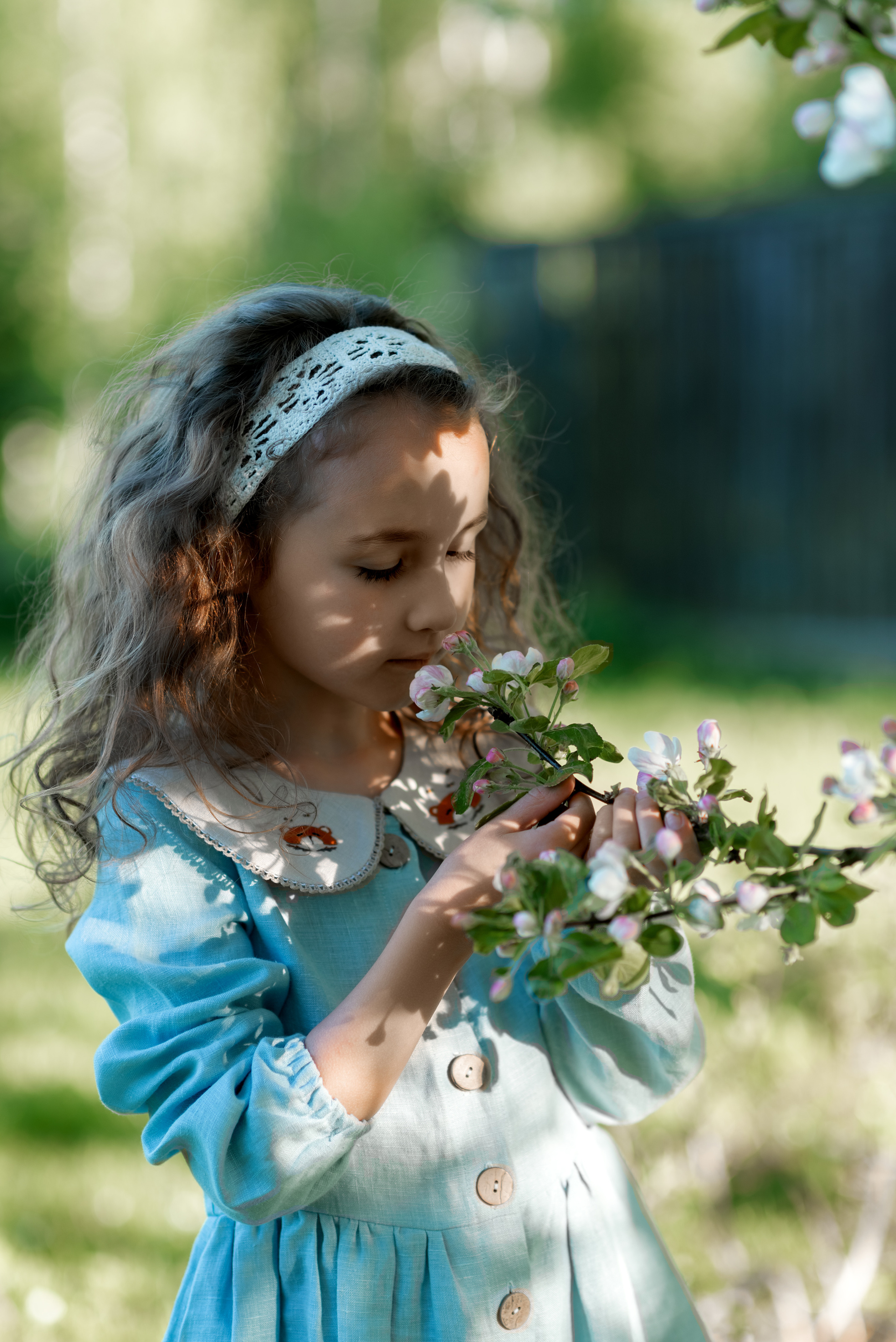 Весенняя фотосессия в яблонях. Семейный и детский фотограф в Санкт-Петербурге Скибо Марина