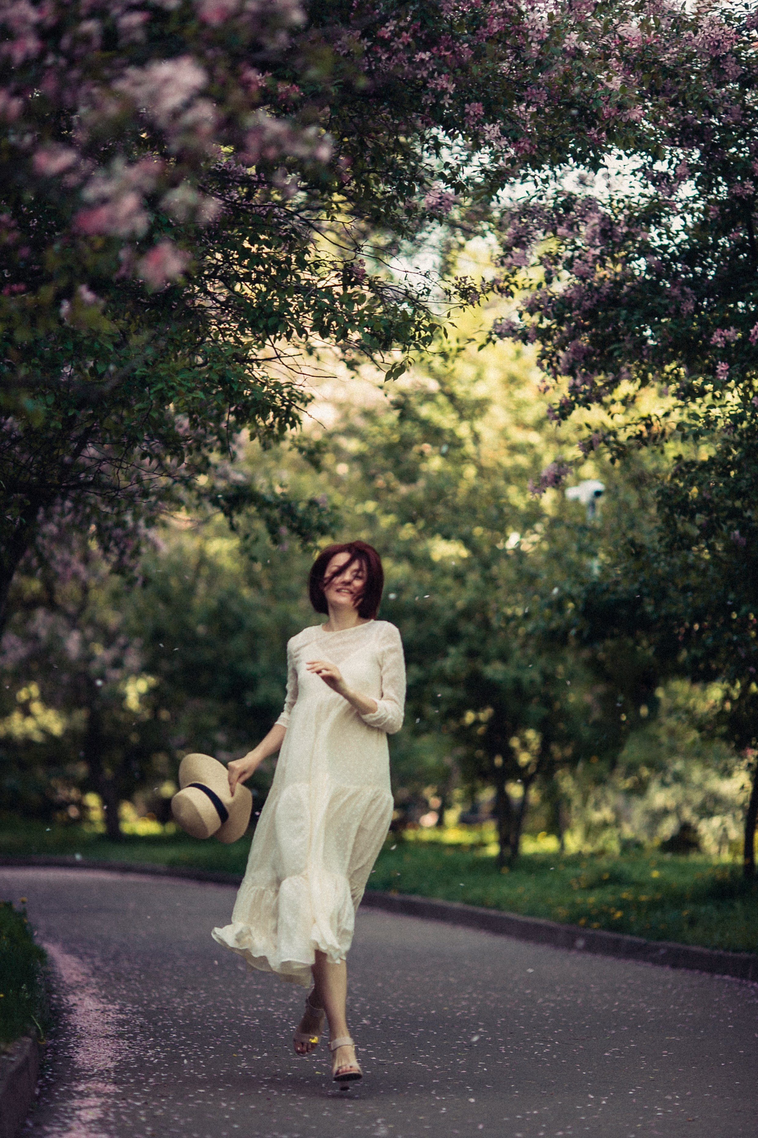 Настя в цветущем саду. Фотограф в Москве Наталья Спиридонова