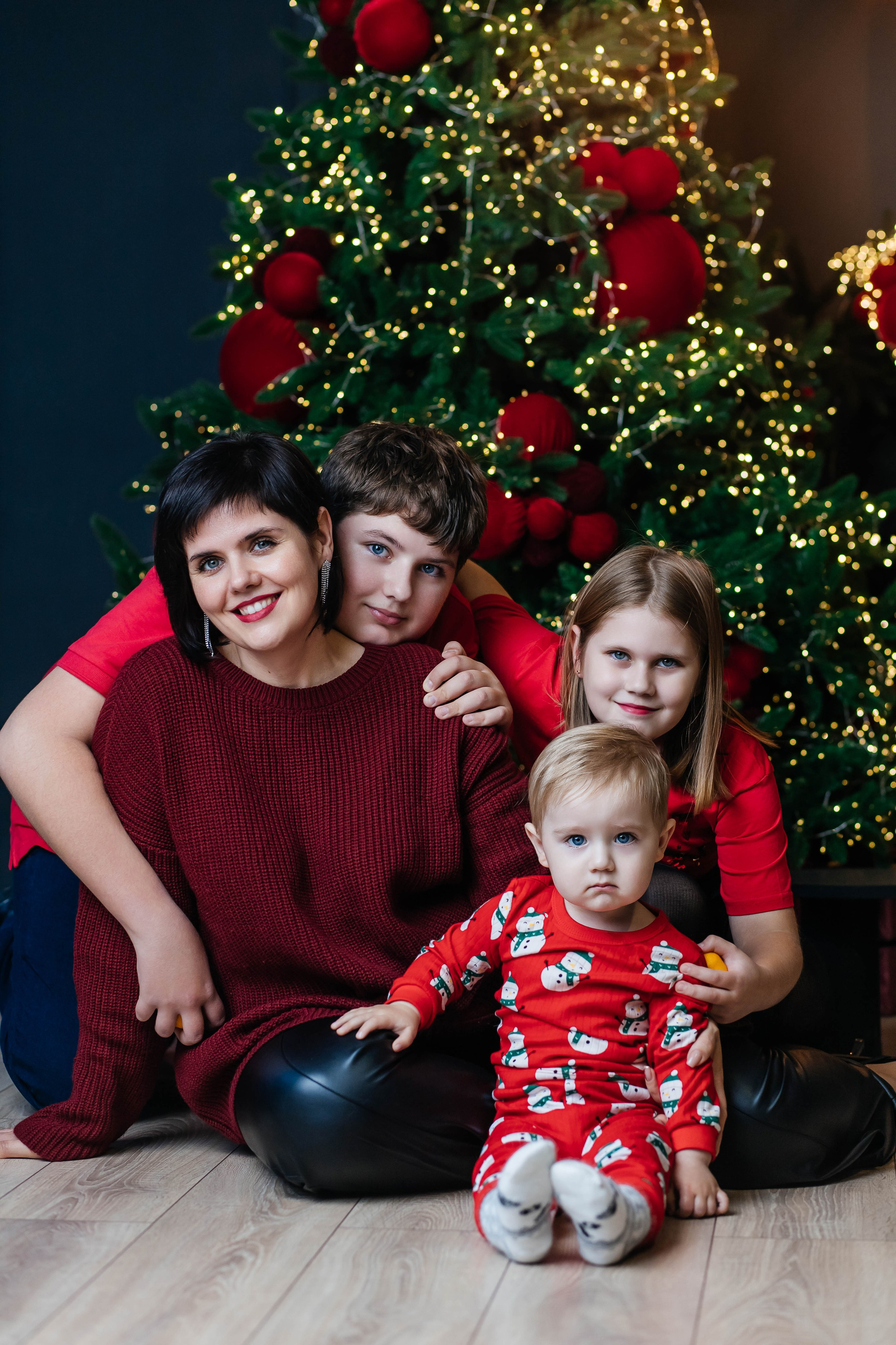 Оля и детки Новый год 2026. Женский фотограф в Оренбурге Ирина Заводчикова