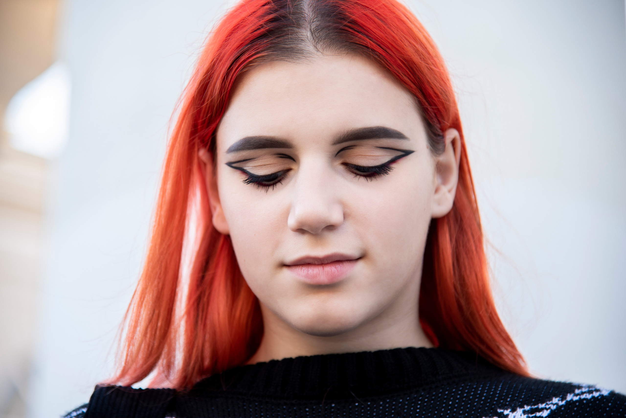 Портет девушки. крупный план. красные волосы. стрелки