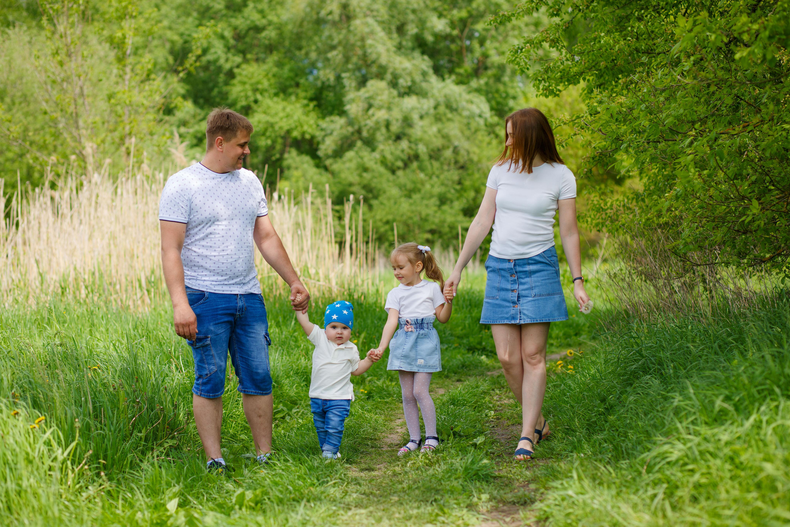 Семейная фотосессия на природе. Фотограф Яков Поспехов