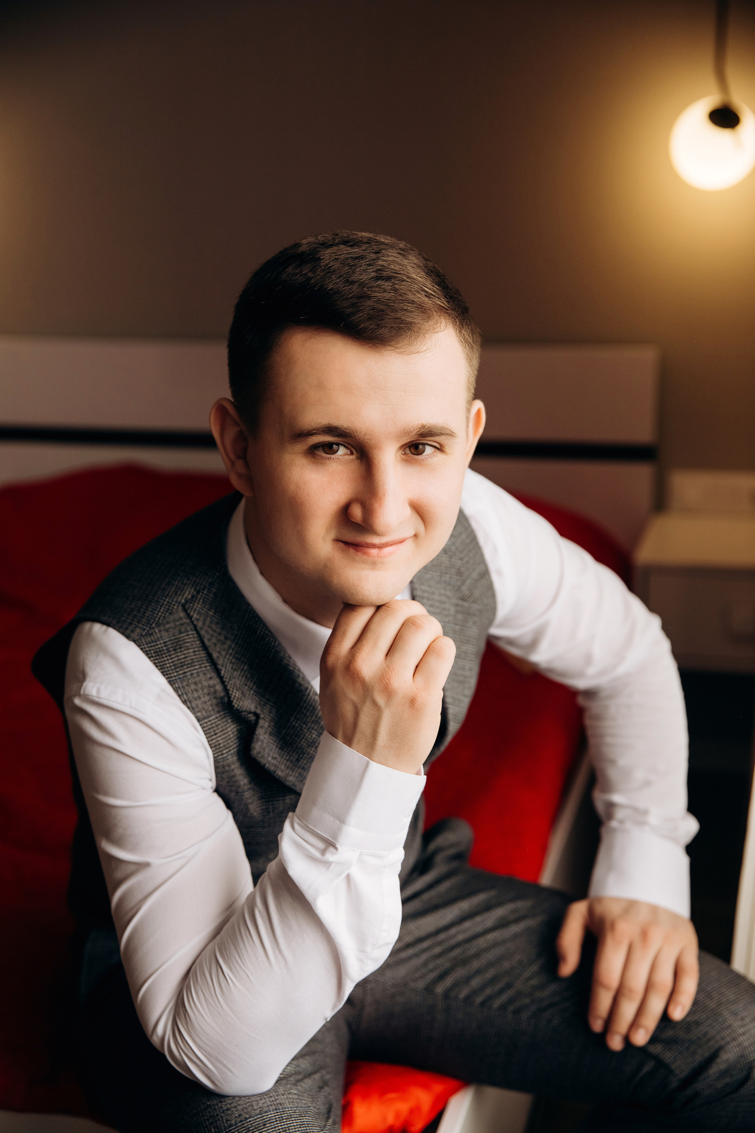 Портрет жениха, сборы, ожидание, профессиональный  свадебный фотограф и видеограф симферополь крым владислав и анастасия макриди