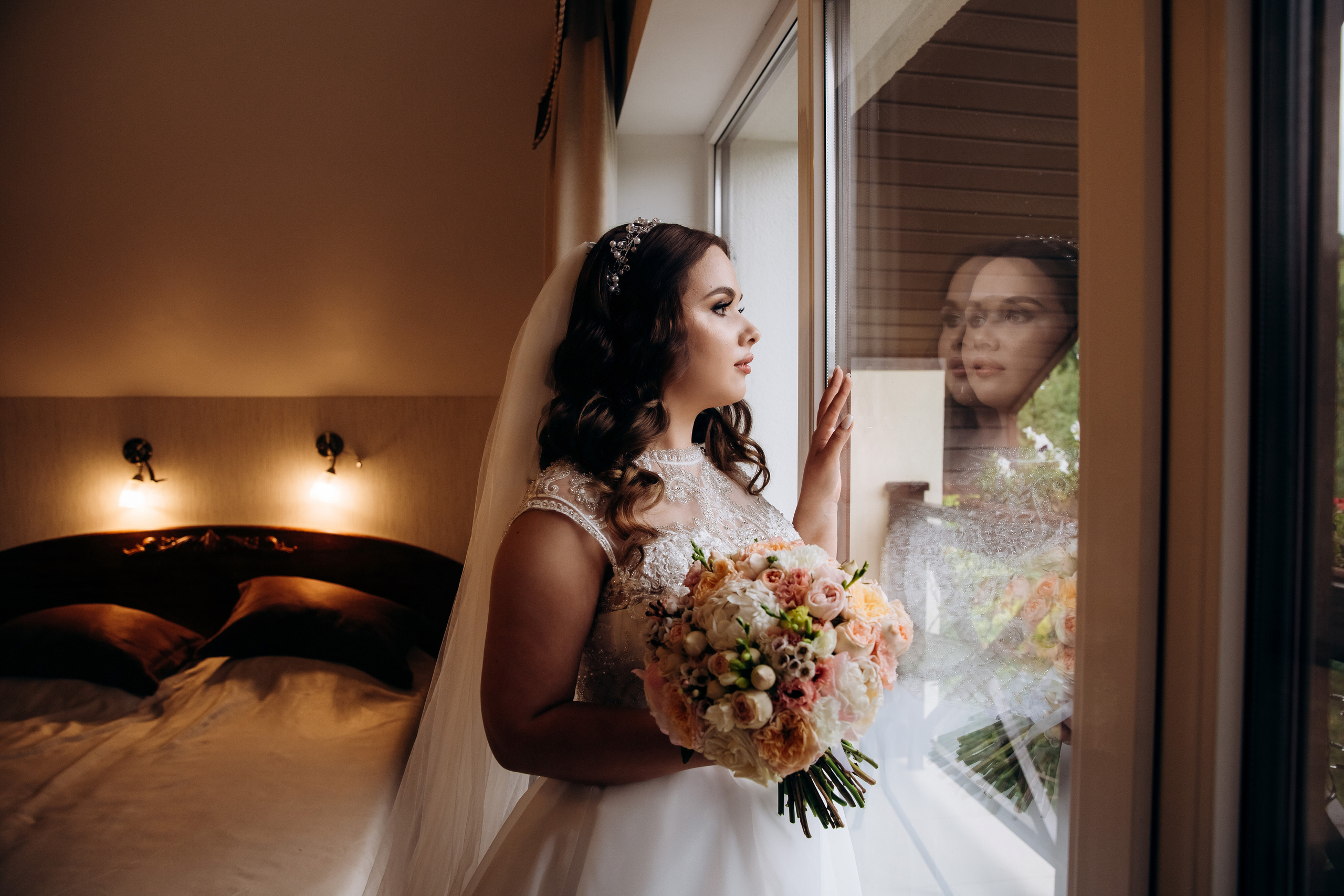 портрет невесты около окна, сборы  свадебный фотограф и видеограф симферополь крым владислав и анастасия макриди