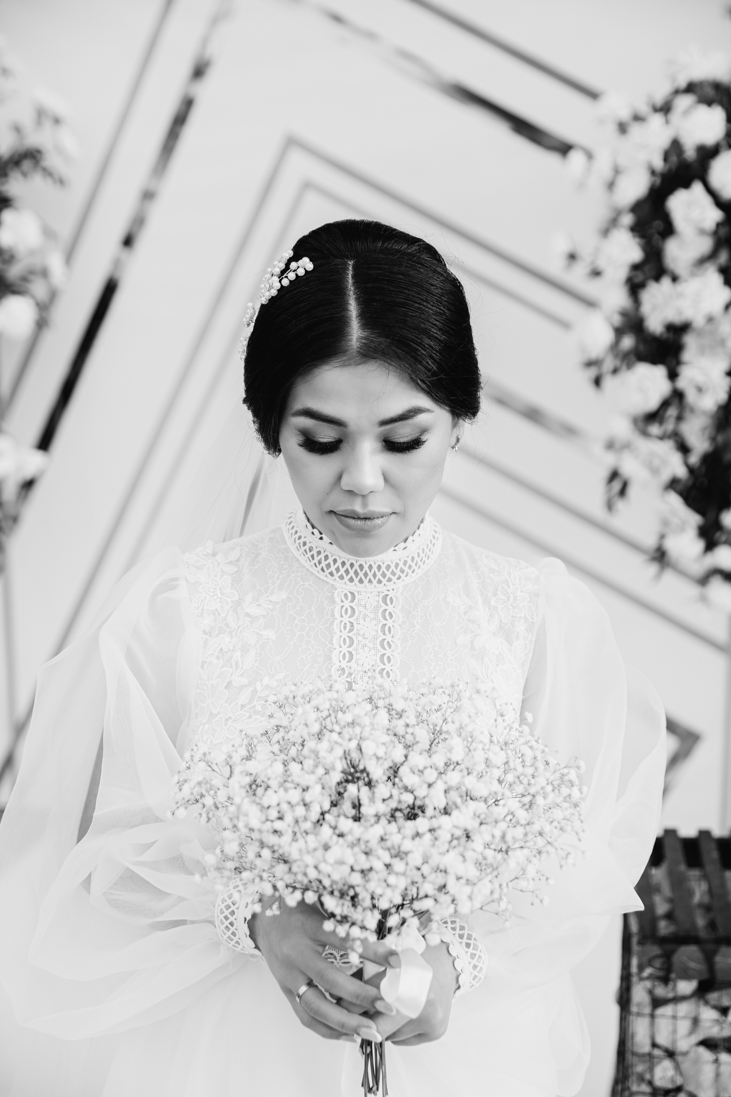 шикарная невеста, красивое платье, букет, черно белый портрет woodhouse wood house свадебная съёмка фотограф банкет владислав и анастасия макриди