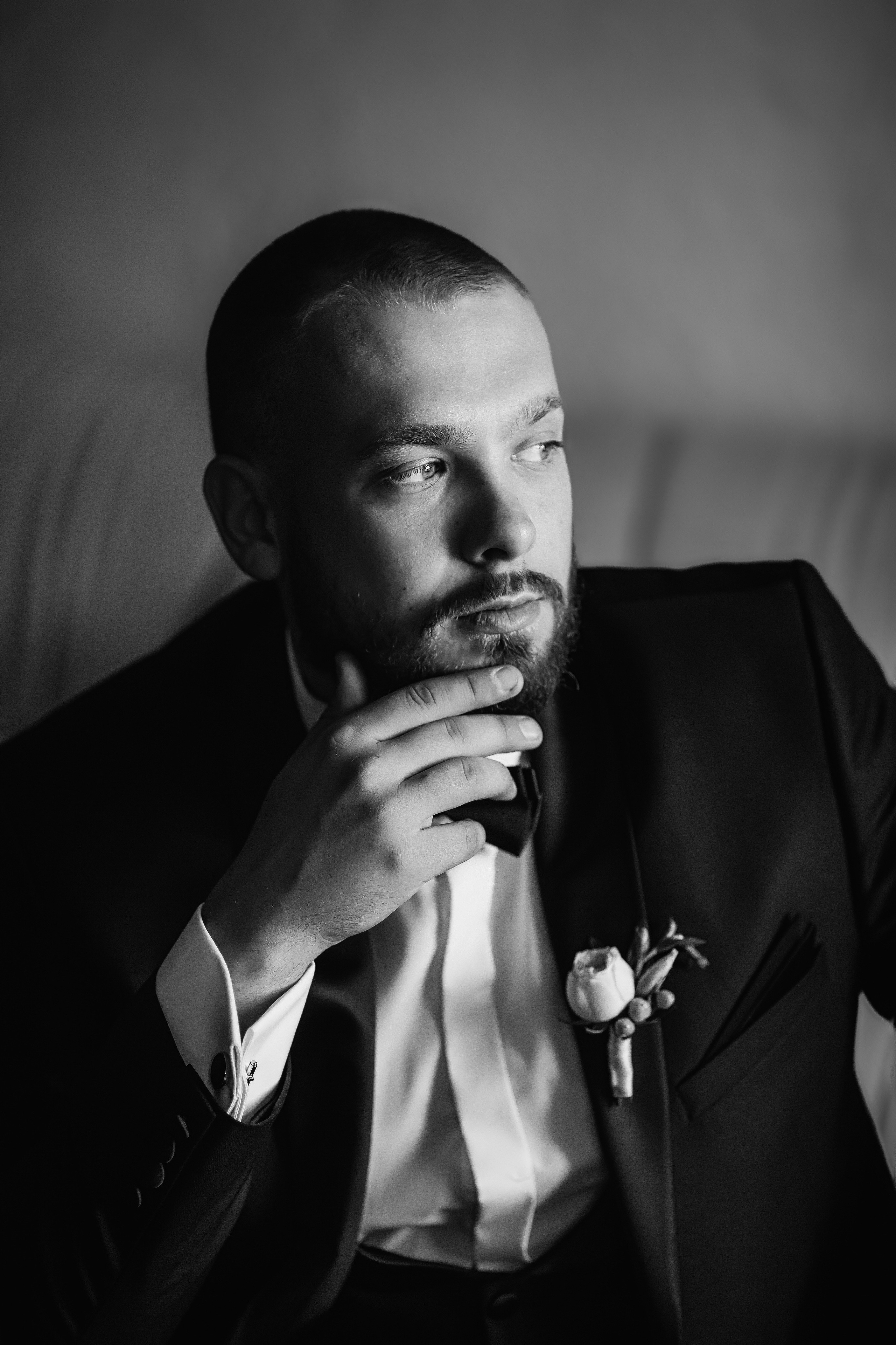 портрет жениха черно белая сборы