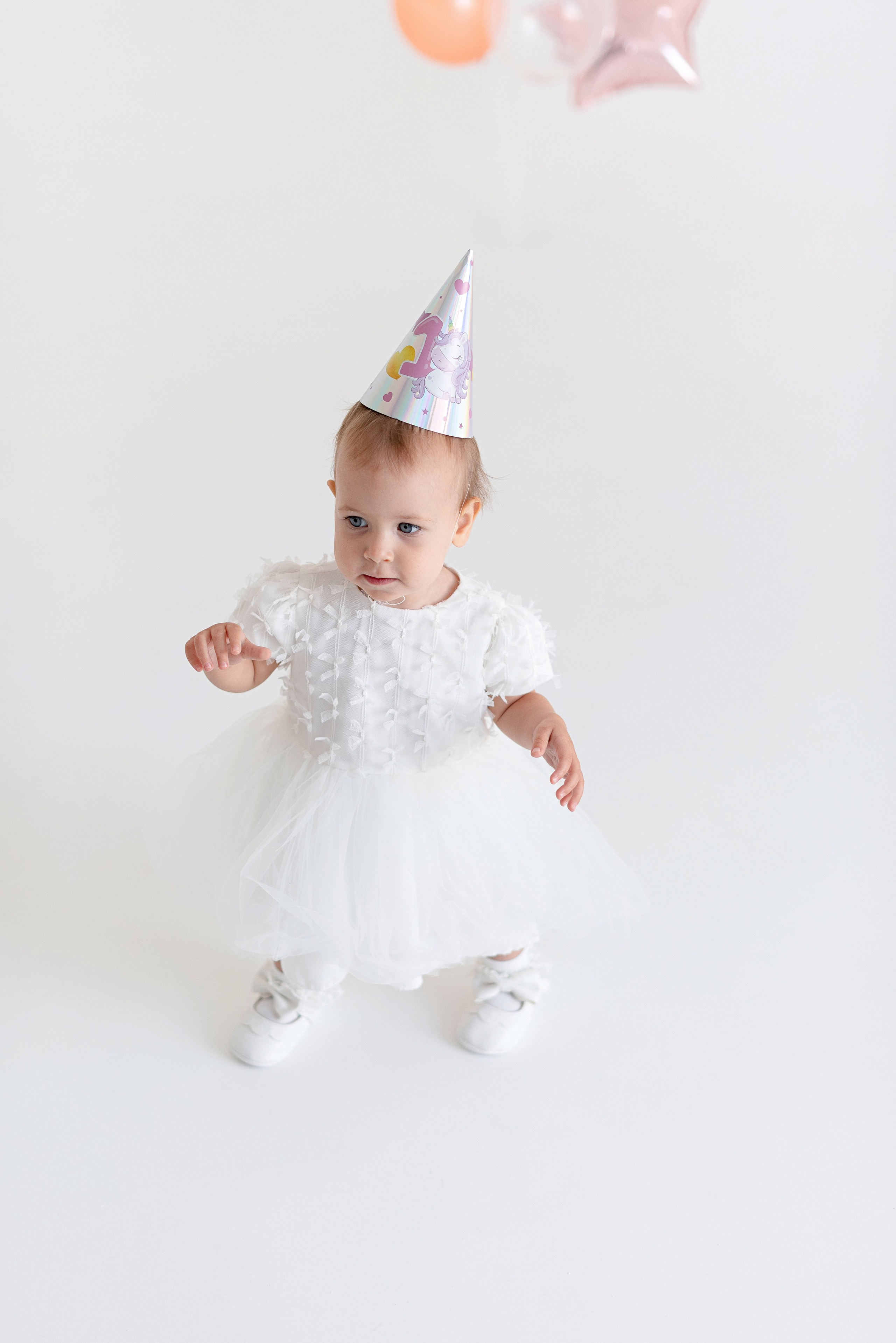 Фотосессия дня рождения ребёнка в фотостудии, тортики, воздушные шарики, мыльные пузыри, профессиональная детская фотография в Сургуте и Нефтеюганске.
