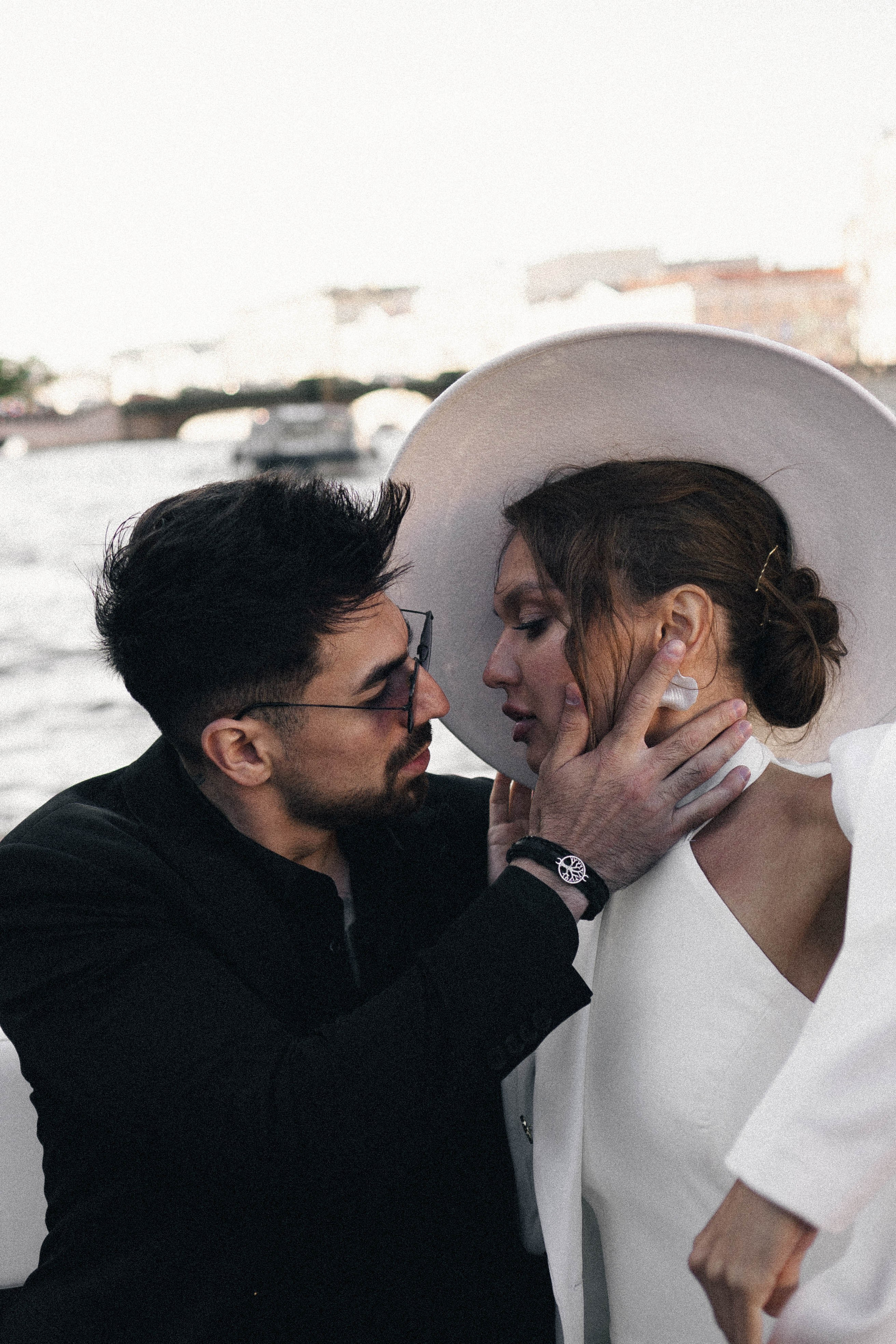 СВАДЕНБНАЯ СЬЕМКА НА КАТЕРЕ ПО КАНАЛАМ САНКТ-ПЕТЕРБУРГА И В АКВАТОРИИ НЕВЫ. Профессиональный фотограф, Санкт-Петербург — Виктория Богомолова