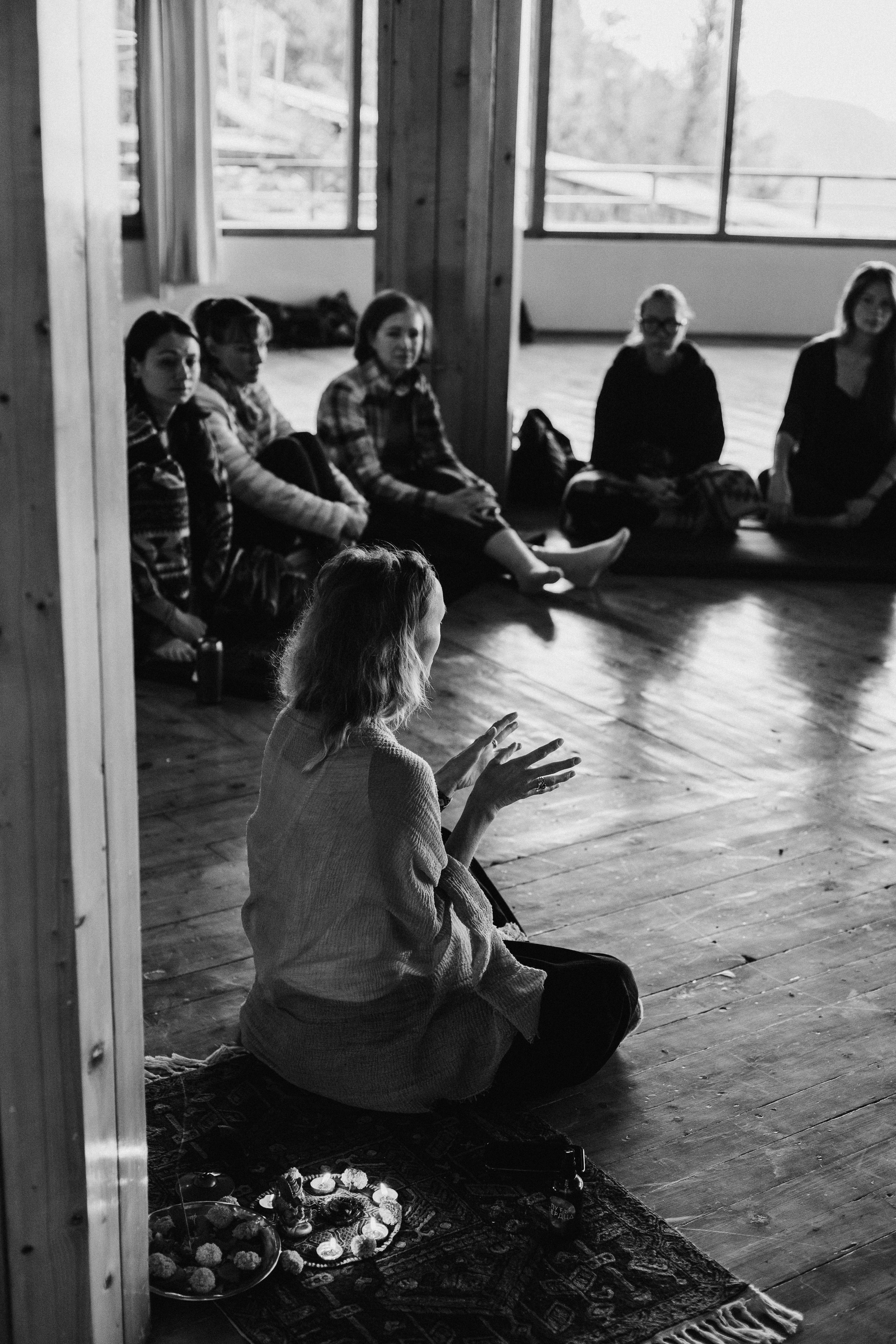 Женская практика от Лу, ретрит в Гималаях. Фотограф Ольхон/ Индия, Регина