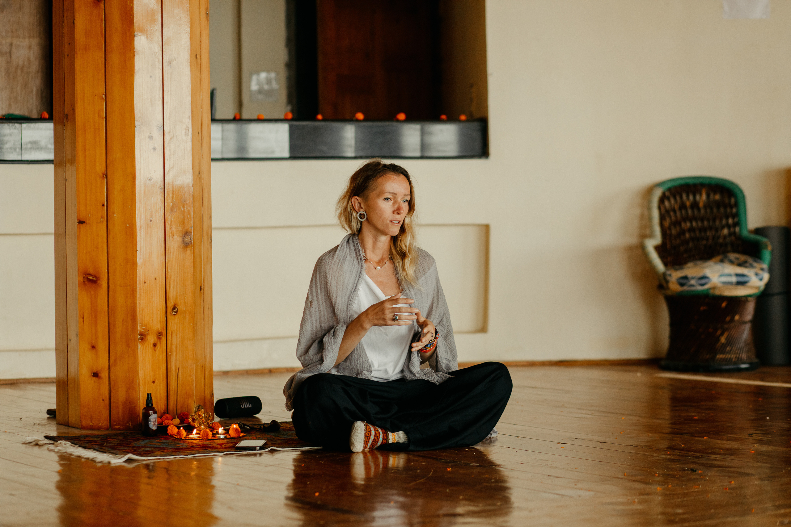 Женская практика от Лу, ретрит в Гималаях. Фотограф Ольхон/ Индия, Регина