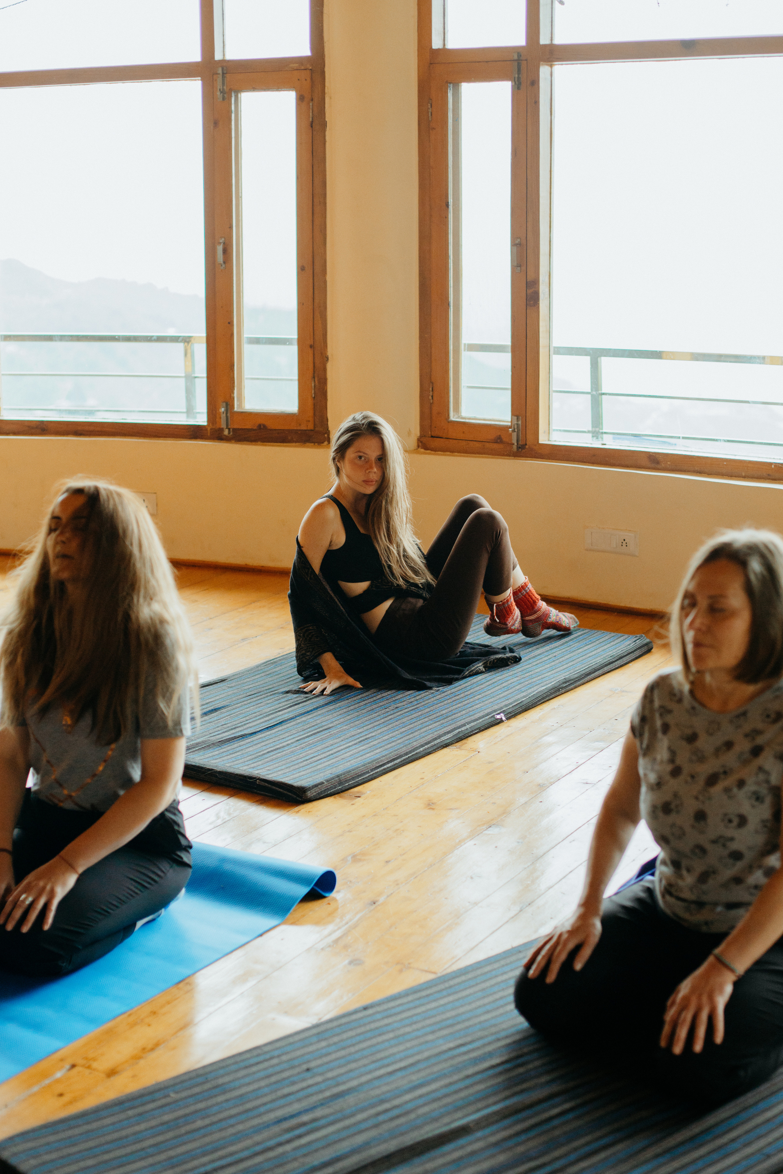 Женская практика от Лу, ретрит в Гималаях. Фотограф Ольхон/ Индия, Регина