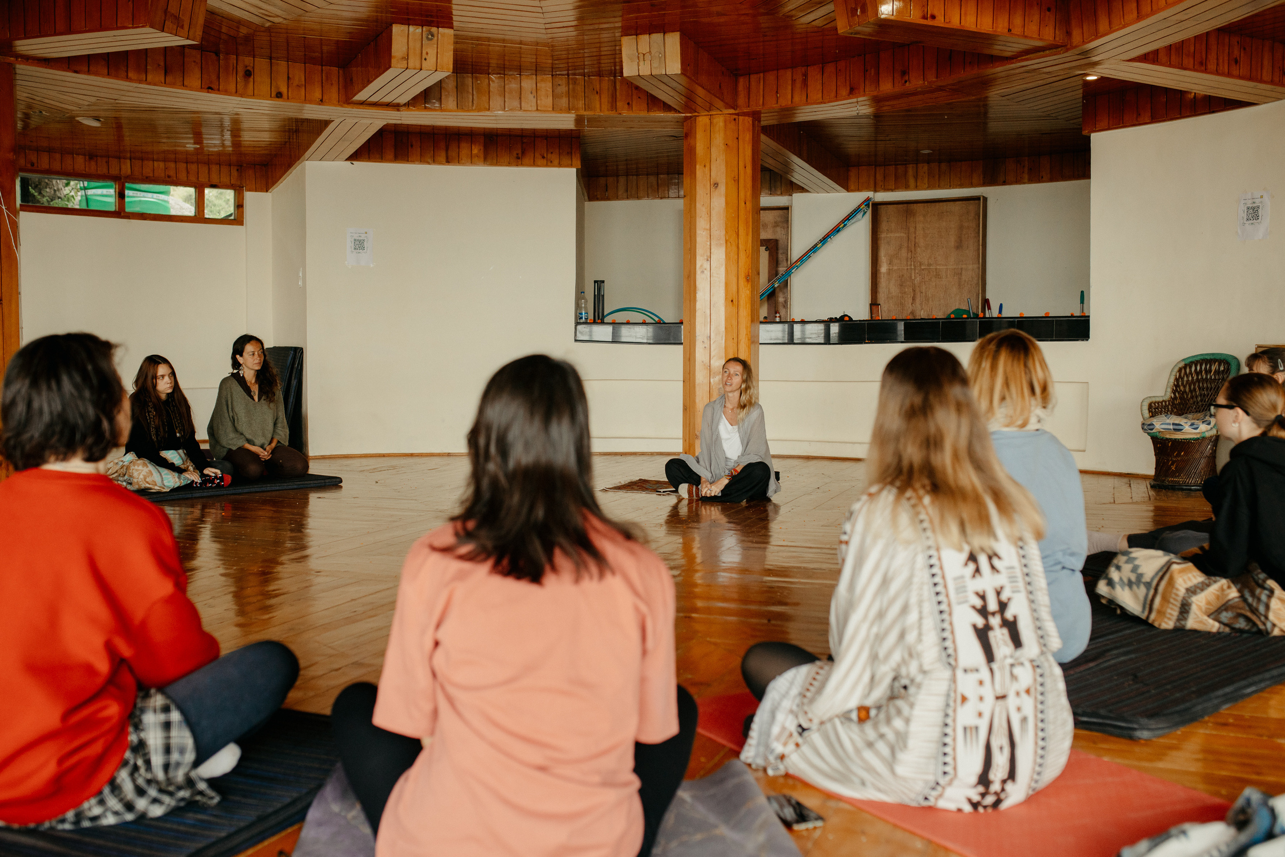 Женская практика от Лу, ретрит в Гималаях. Фотограф Ольхон/ Индия, Регина