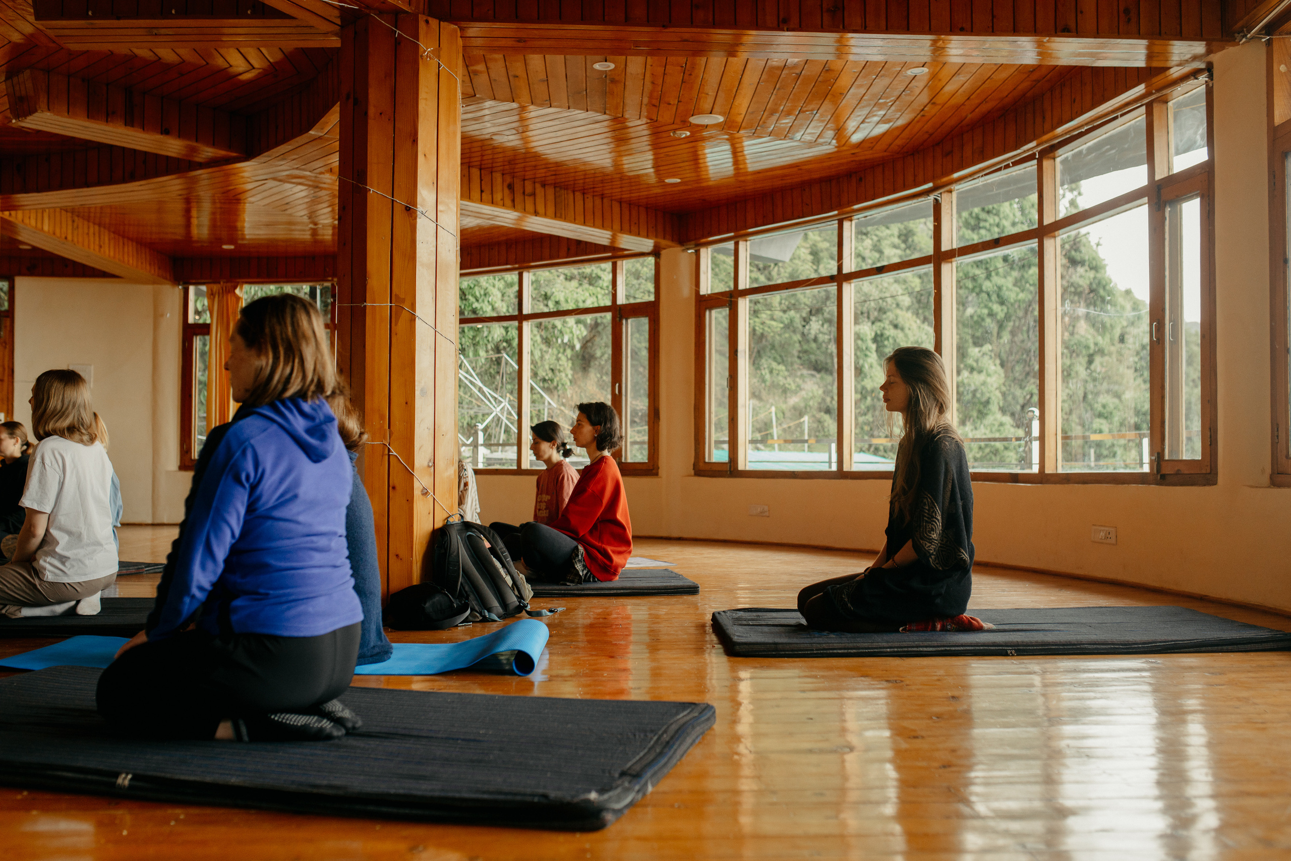 Женская практика от Лу, ретрит в Гималаях. Фотограф Ольхон/ Индия, Регина