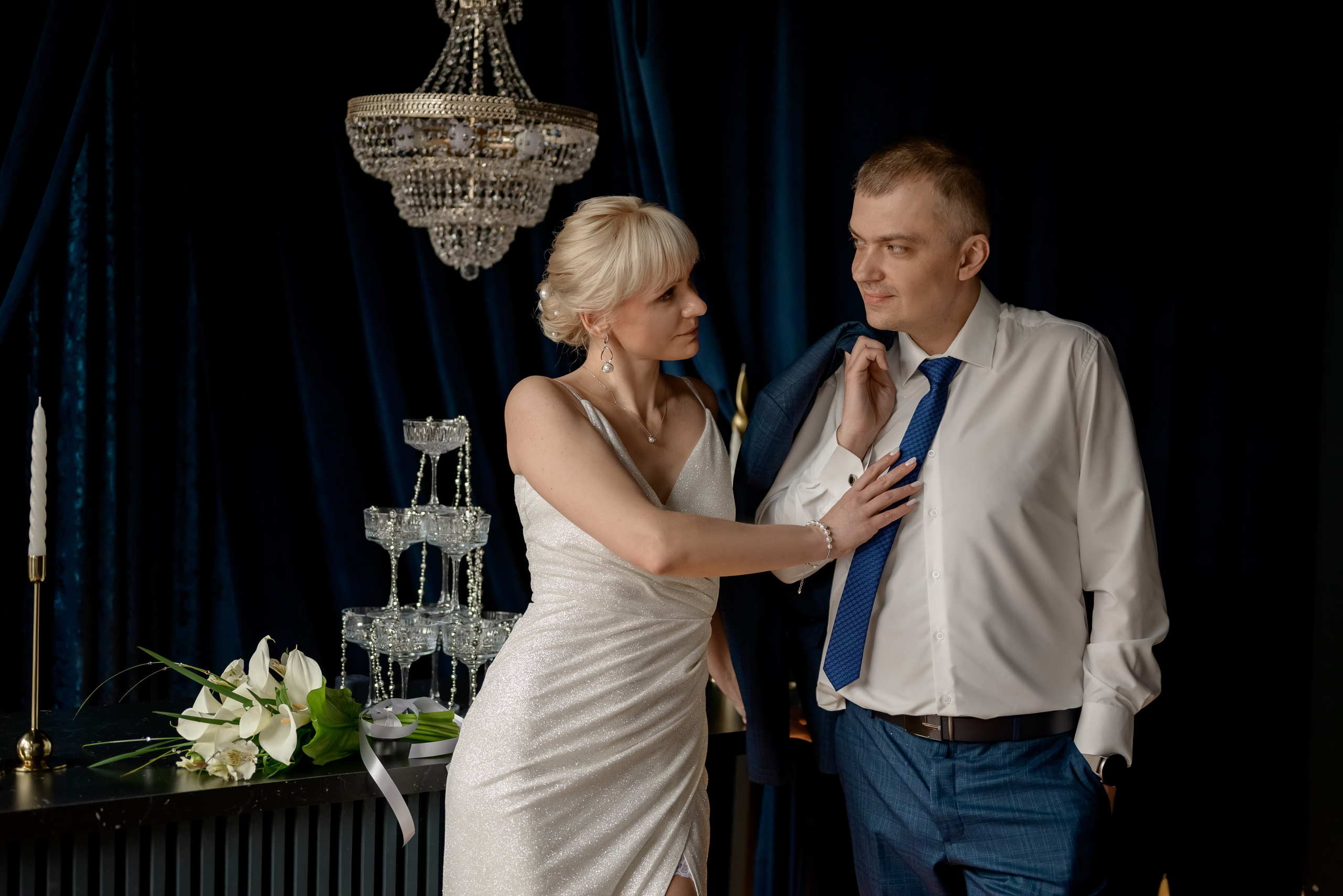 Свадебная фотосессия в синем зале. Юлия Басня семейный и свадебный фотограф в Донецке