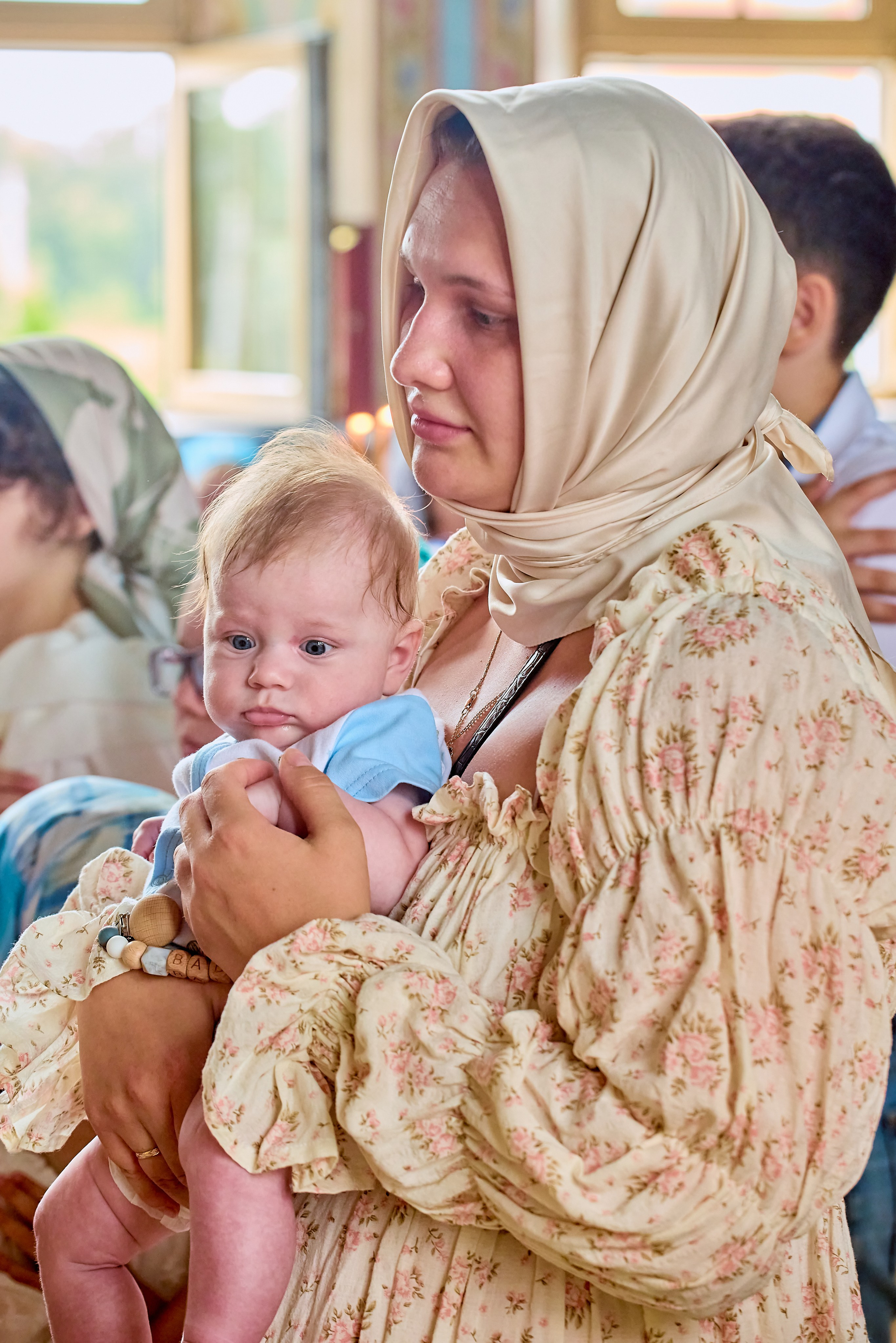 Портрет мамы с младенцем на руках в храме Серафима Саровского г Дзержинск фотография Православного фотографа Николая Голованова фотограф Крещения и Венчания