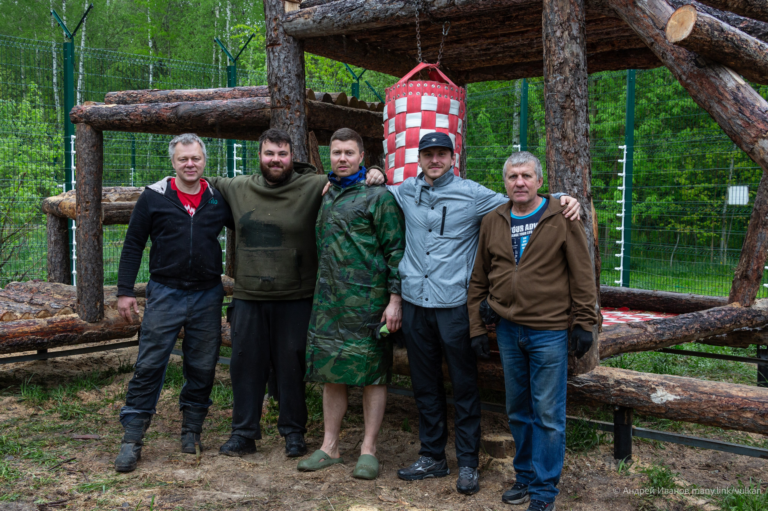 Постройка игровой для Мансура. Фотоальбом показывающий увлекательный мир авиации и мир медведей Андрея Иванова