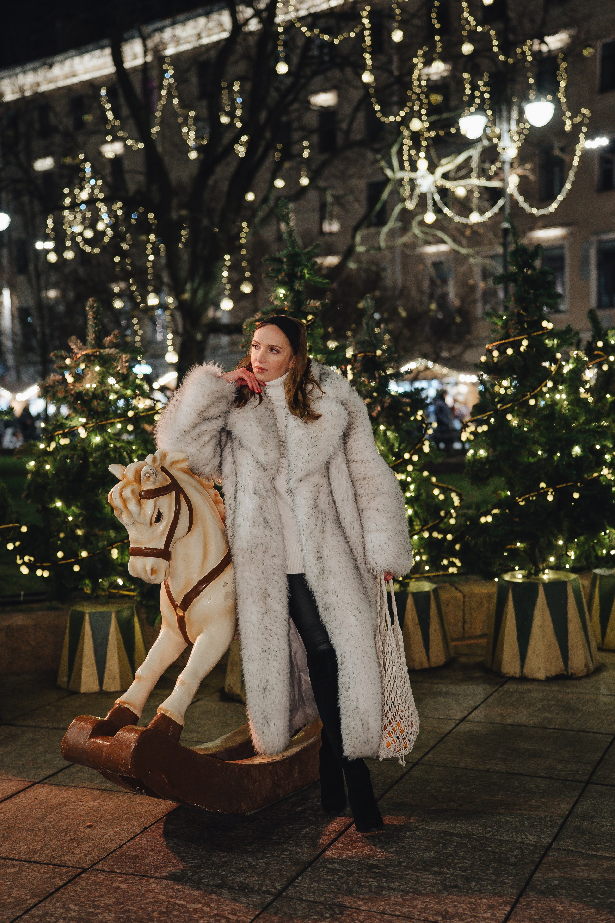 ПРОГУЛКА НА МАНЕЖНОЙ ПЛОЩАДИ ДЛЯ ДЕВУШКИ ПЕРЕД НОВЫМ ГОДОМ (НОВОГОДНЯЯ ФОТОСЕССИИЯ НА МАНЕЖНОЙ ПЛОЩАДИ). Профессиональный фотограф, Санкт-Петербург — Виктория Богомолова