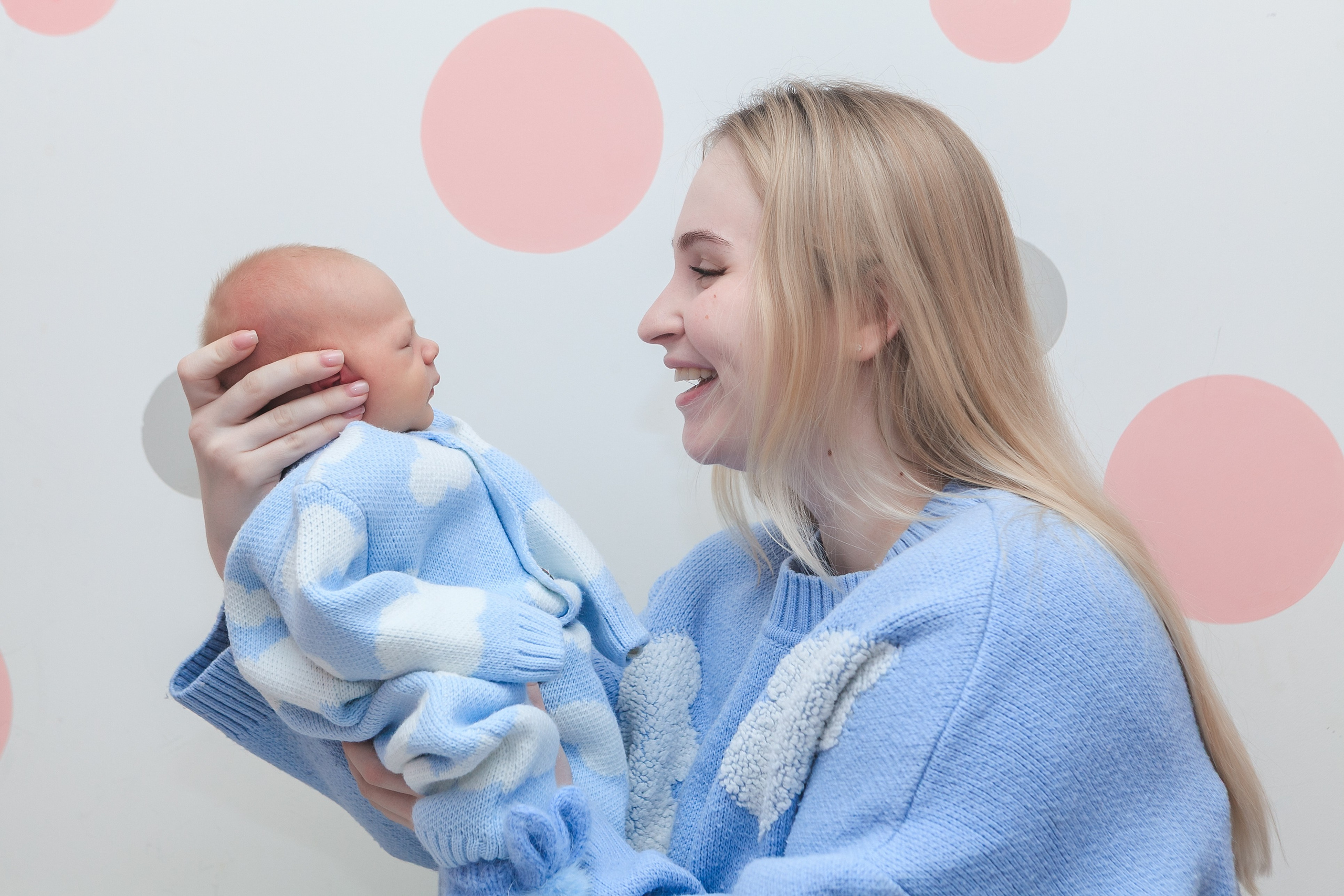 Съемка выписки из роддома 7 ГКБ Юдино Москва. Фотосъемка выписки из роддома в Москве, заказать фотографа на выписку ньюборн съемка в роддоме newborn фотограф в Юдино