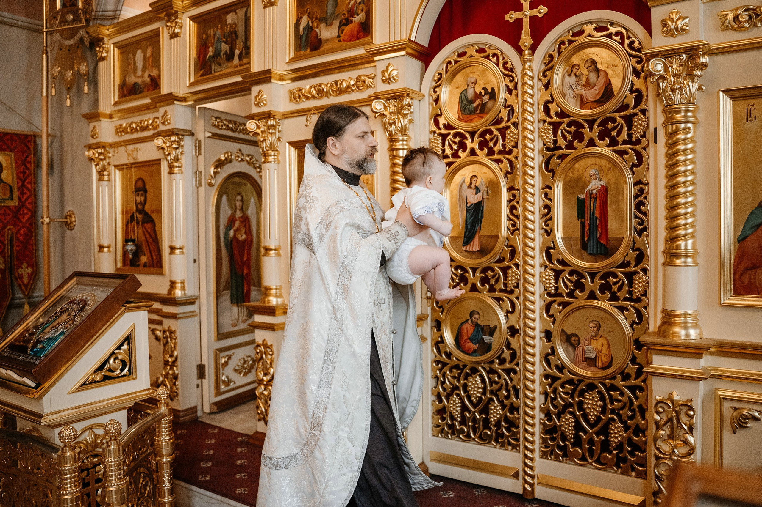 Крещение в церкви ребенка.