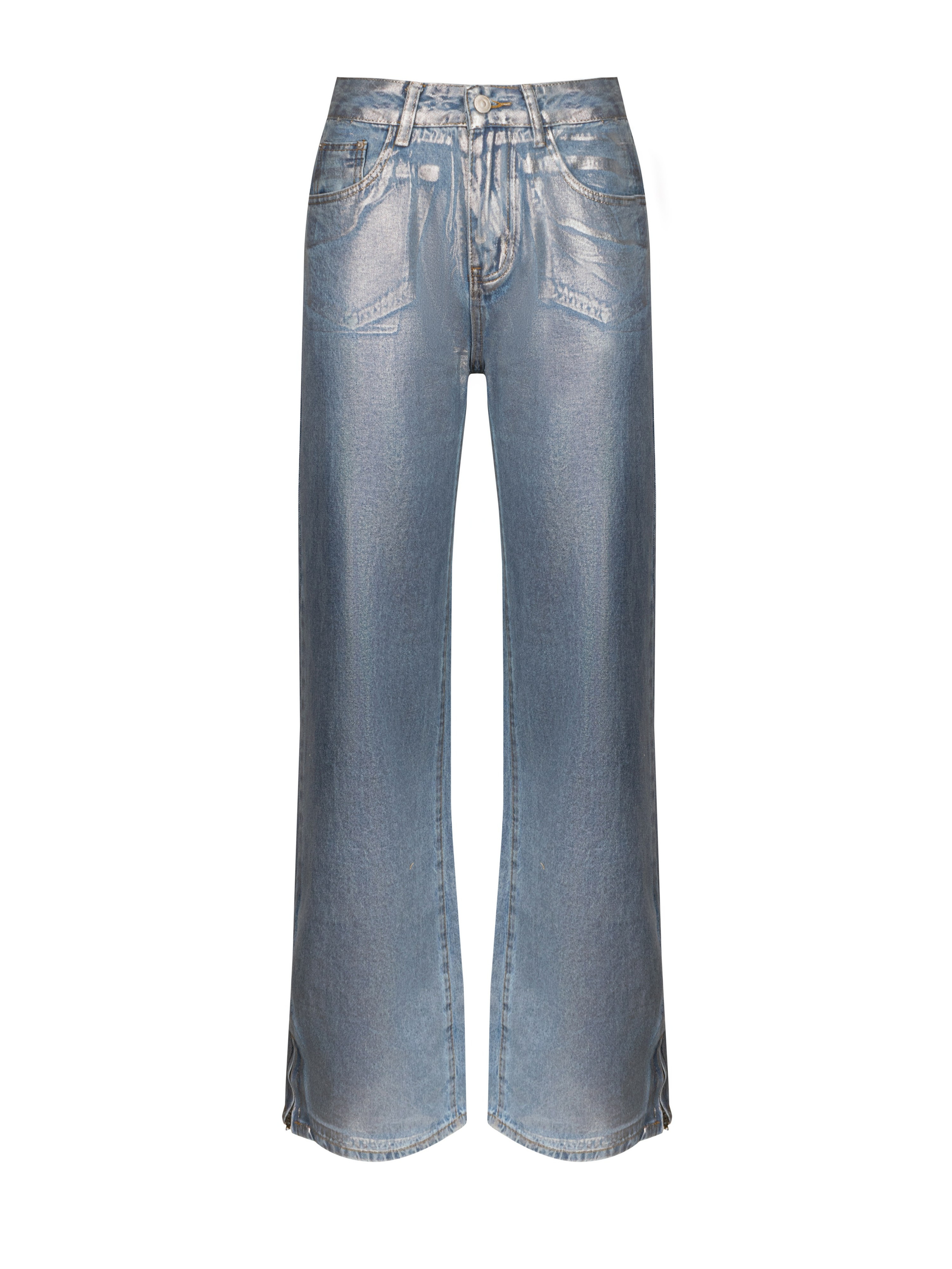 Блестящие синие джинсы на невидимом манекене на белом фоне