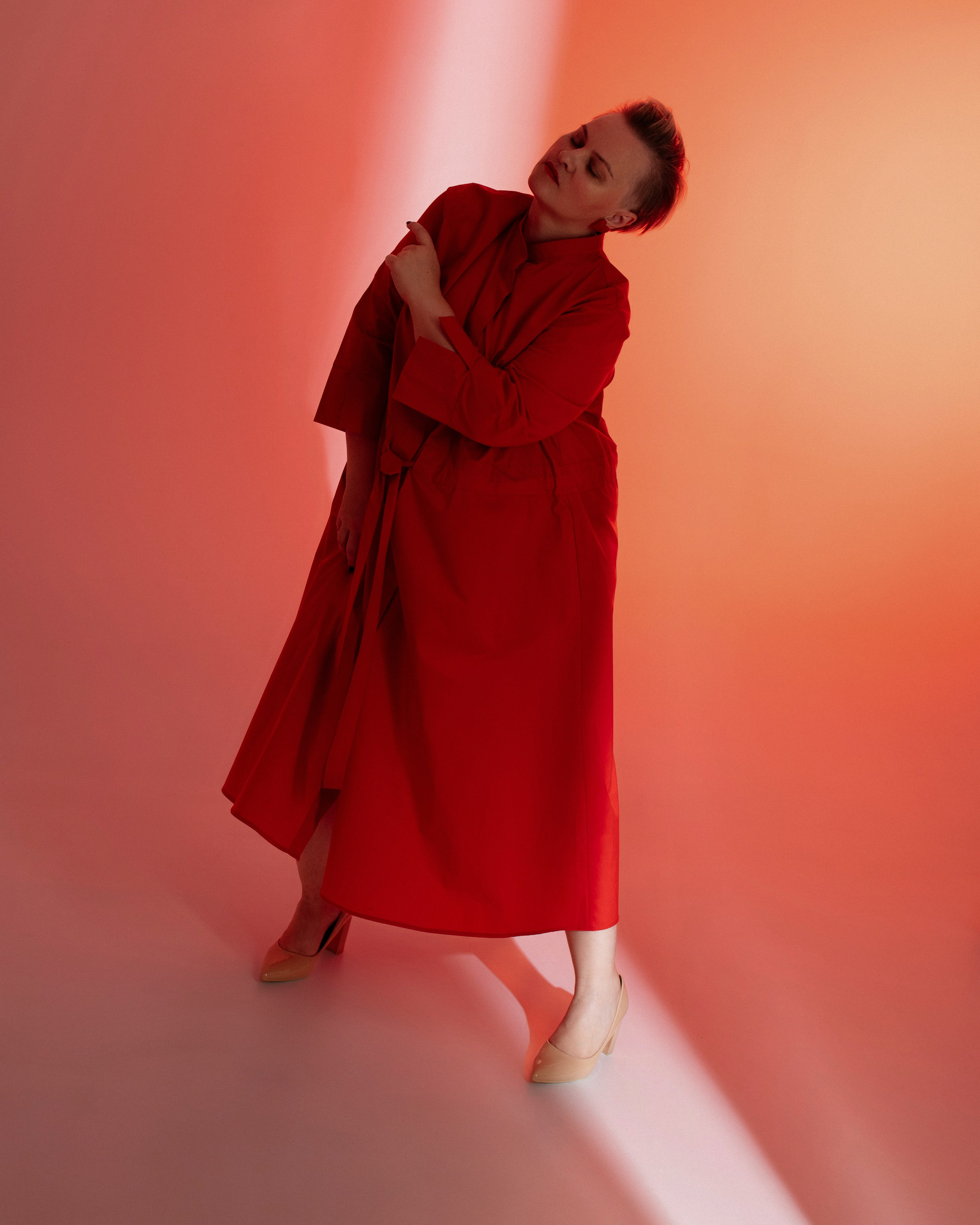 Портретная фотосессия женщина в красном. Фотодень в Москве