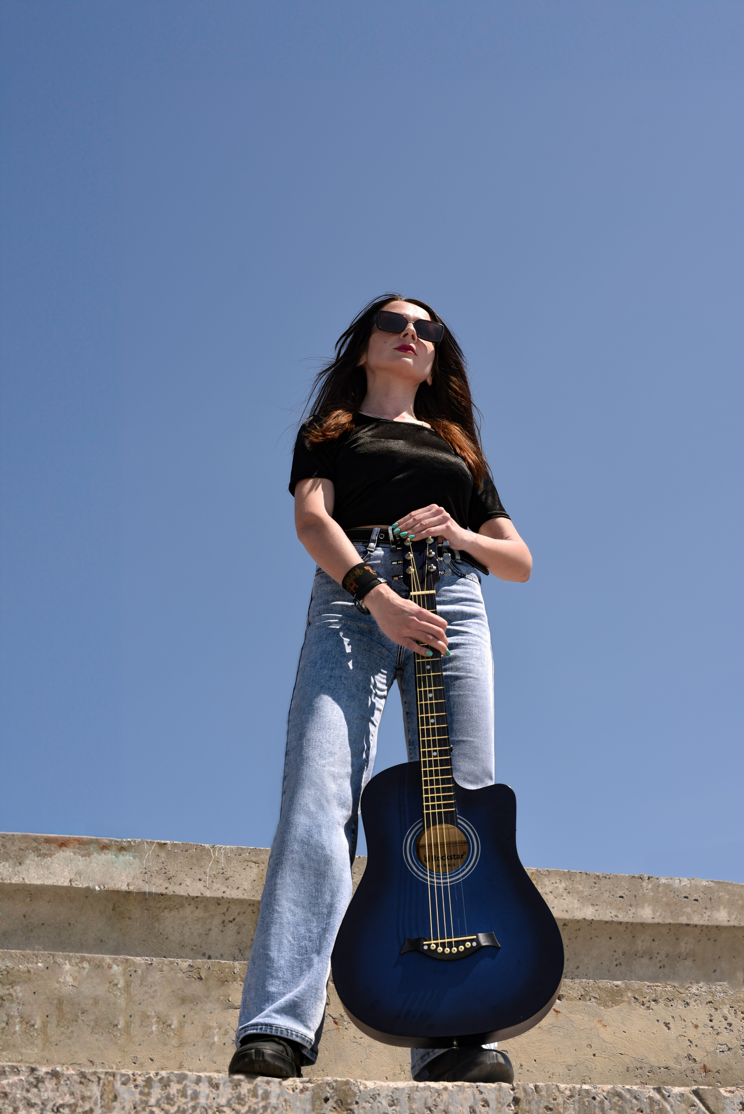 Девушка с гитарой. Главная