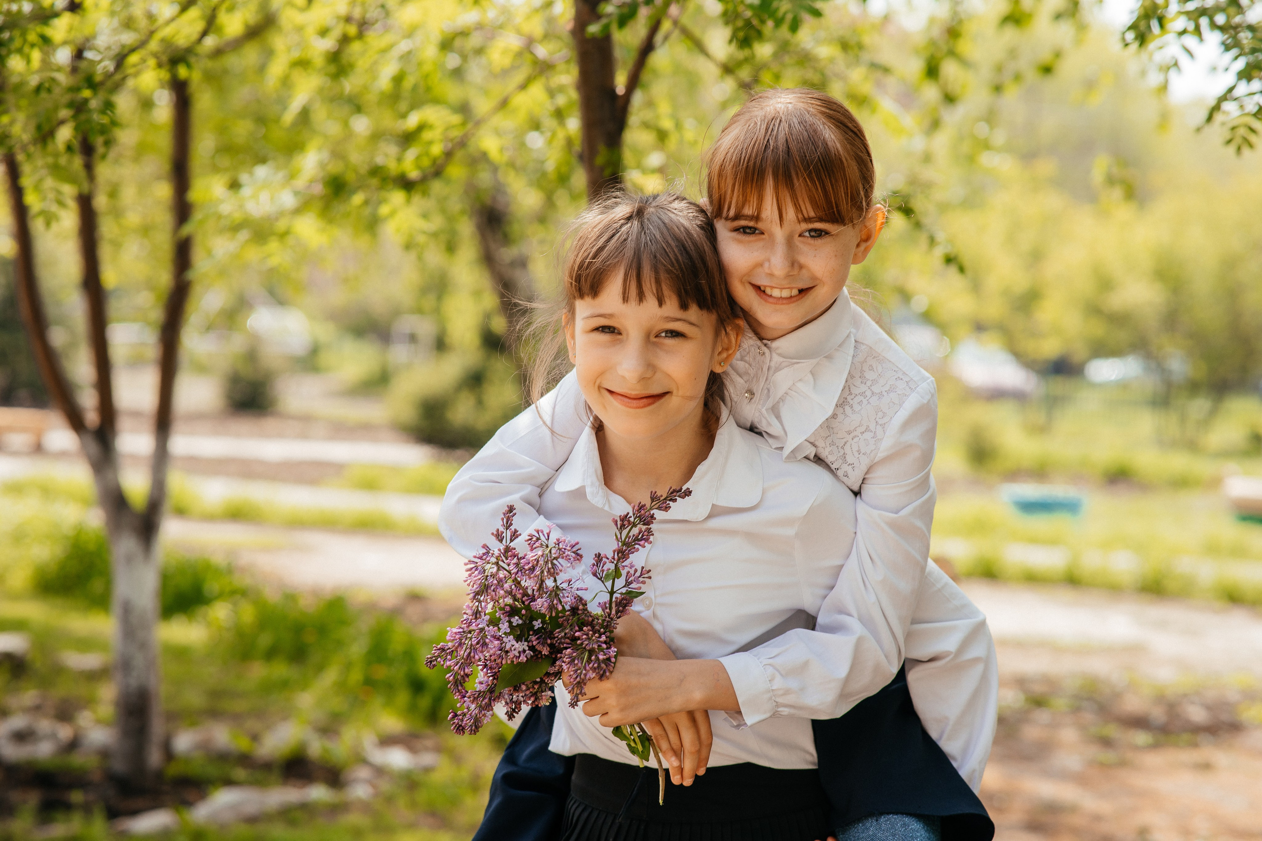 Две выпускницы  Восточно Казахстанской Области на фото съемке выпускного альбома на природе