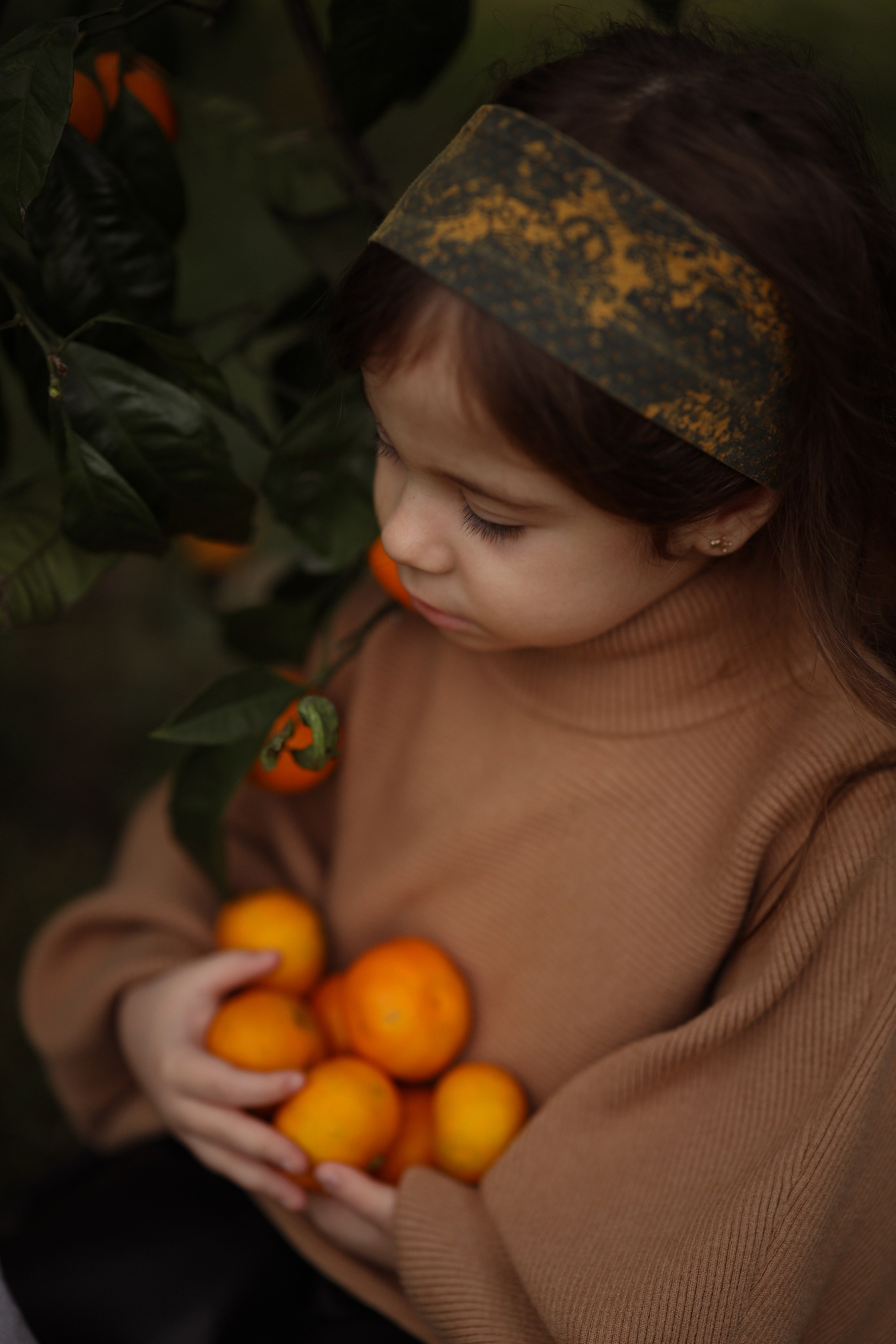 Семейная фотосессия в саду мандаринов. Свадебный и семейный фотограф в Абхазии Жанна Соснина