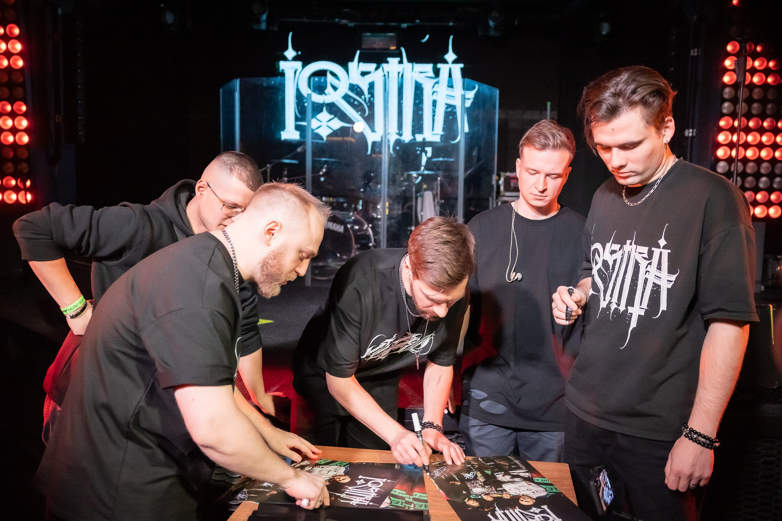 Концерт альтернатив метал группы iOSTRA в «Music bar Мумий Тролль» Москва. Фотограф Владимир Охрименко