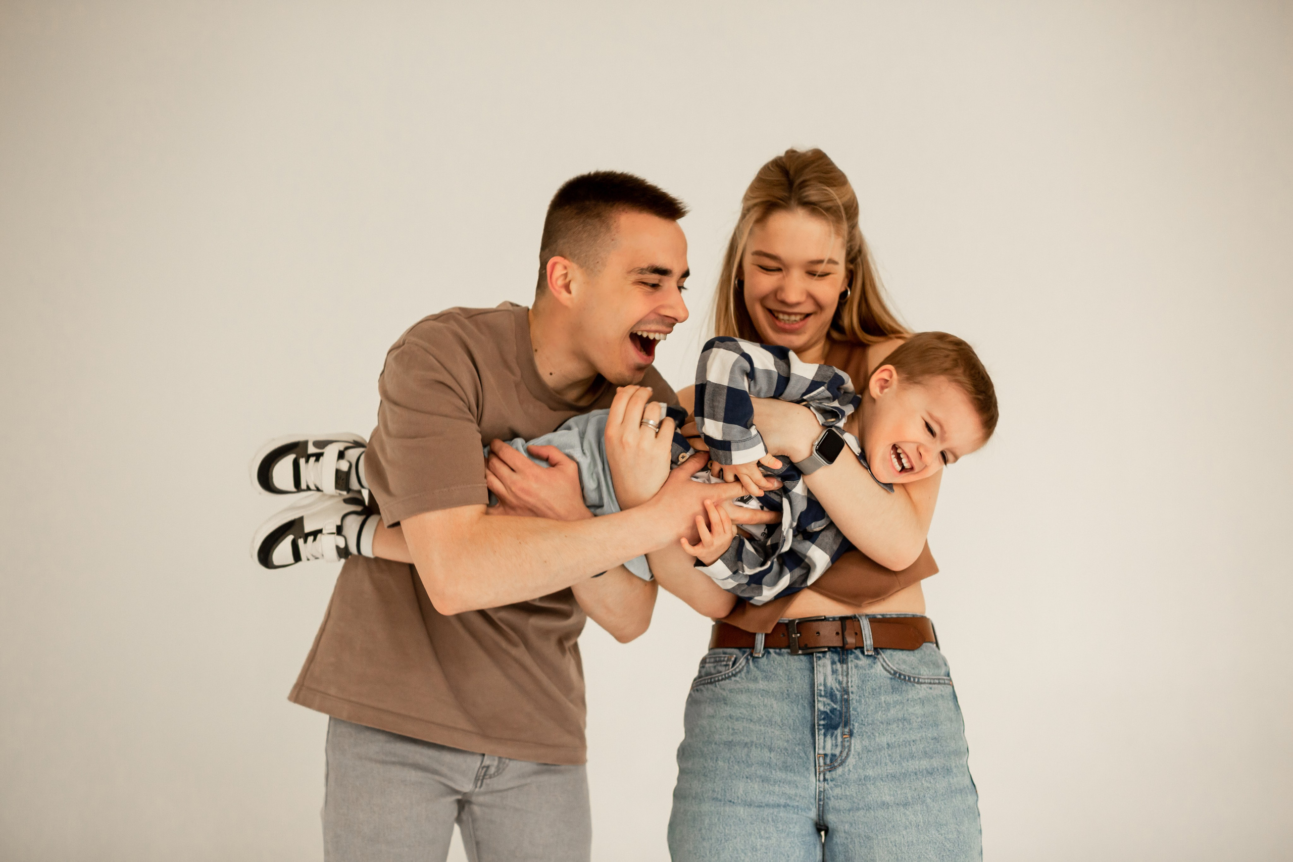 Семья Фурсал. Отрыв в студии. Свадебный фотограф Кирилл Белый