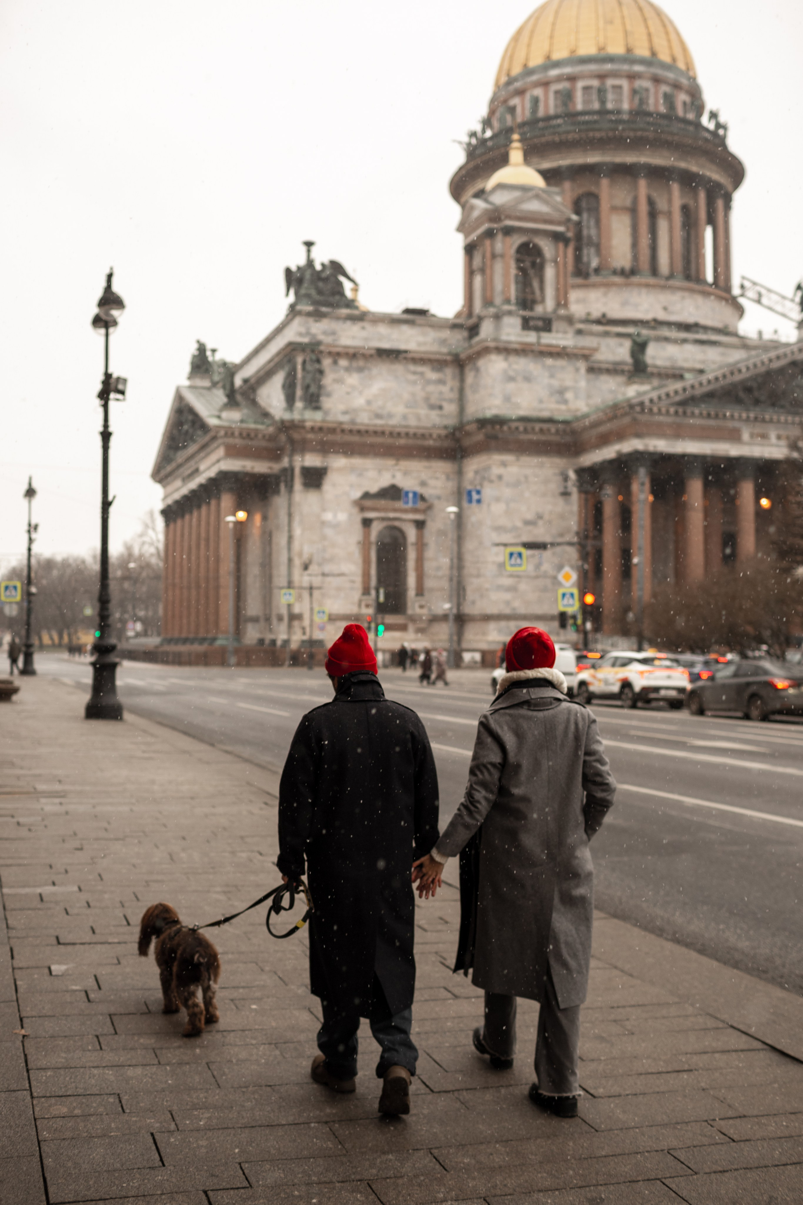 Стильная фотопрогулка влюбленных с собакой в центре города.