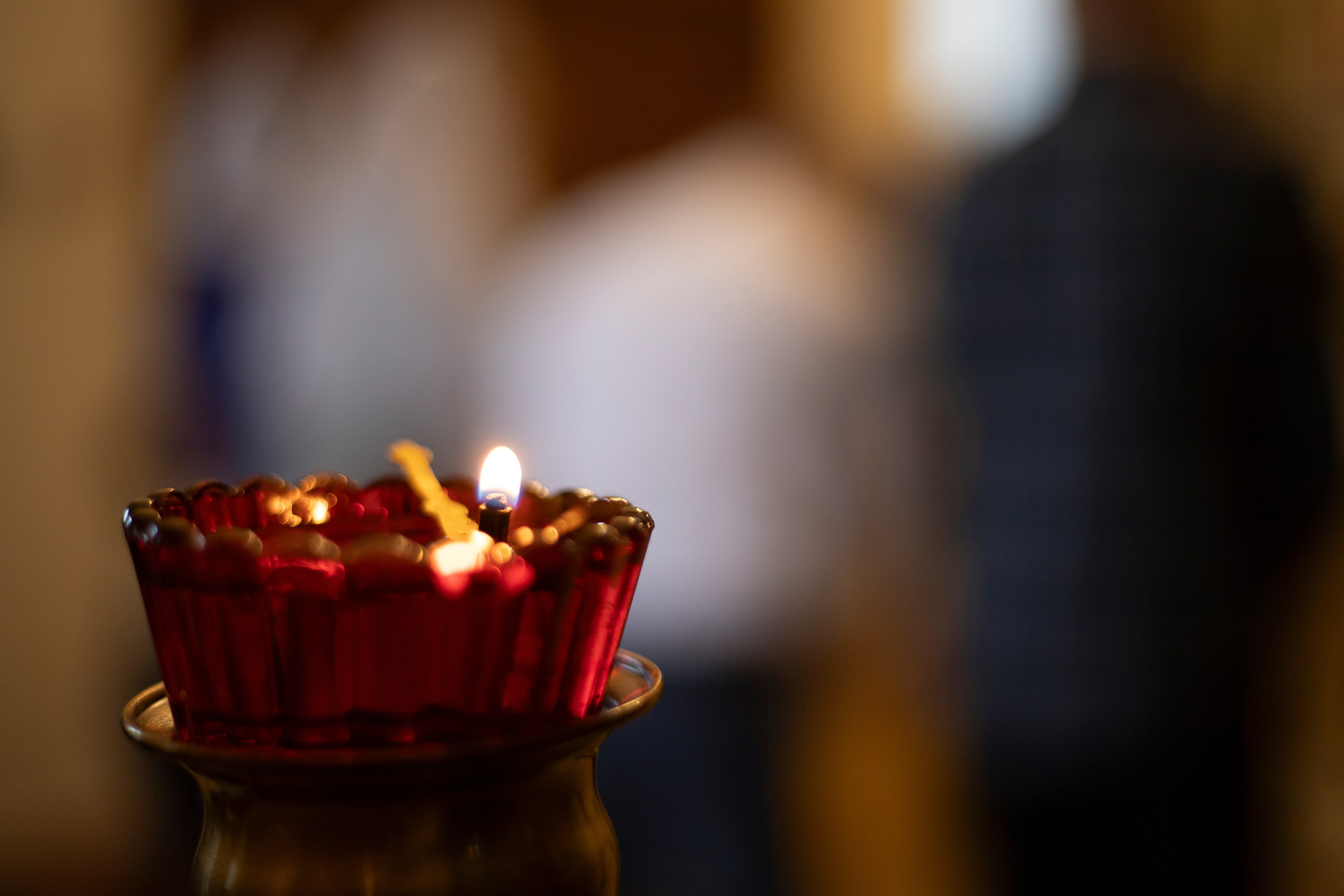 горит свеча