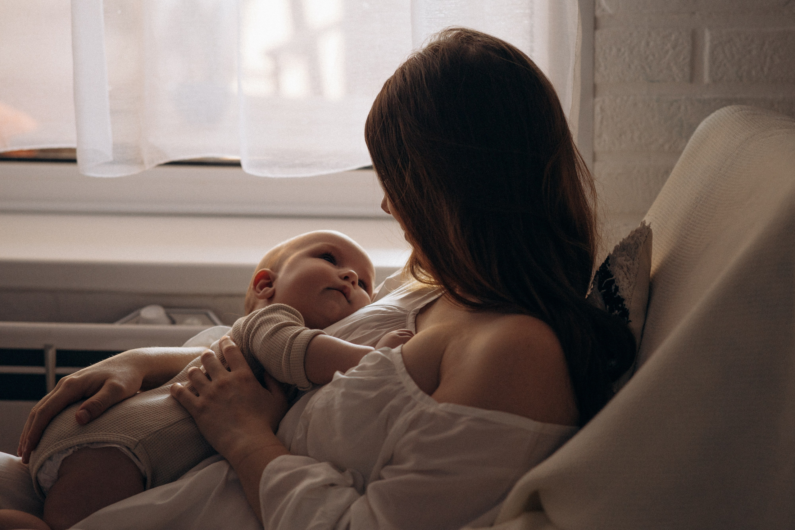 Мама и малыш, домашняя история. Фотограф Ульяна Дивина в Нижнем Новгороде и Нижегородской области