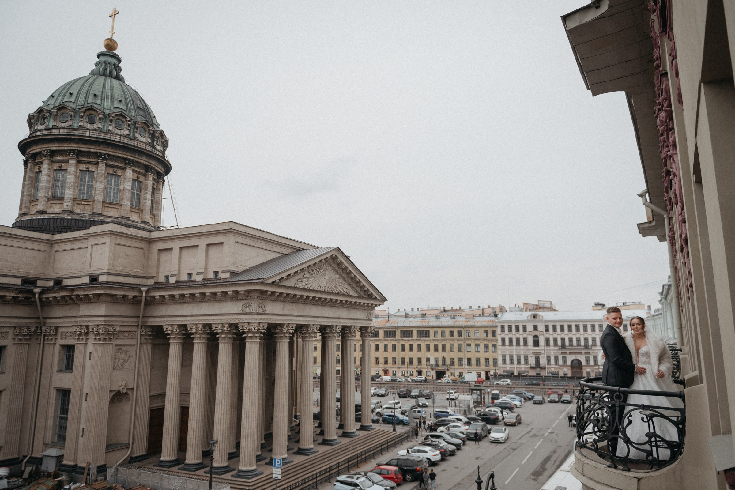 сборы невесты и жениха в апартаментах с видом на Казанский собор