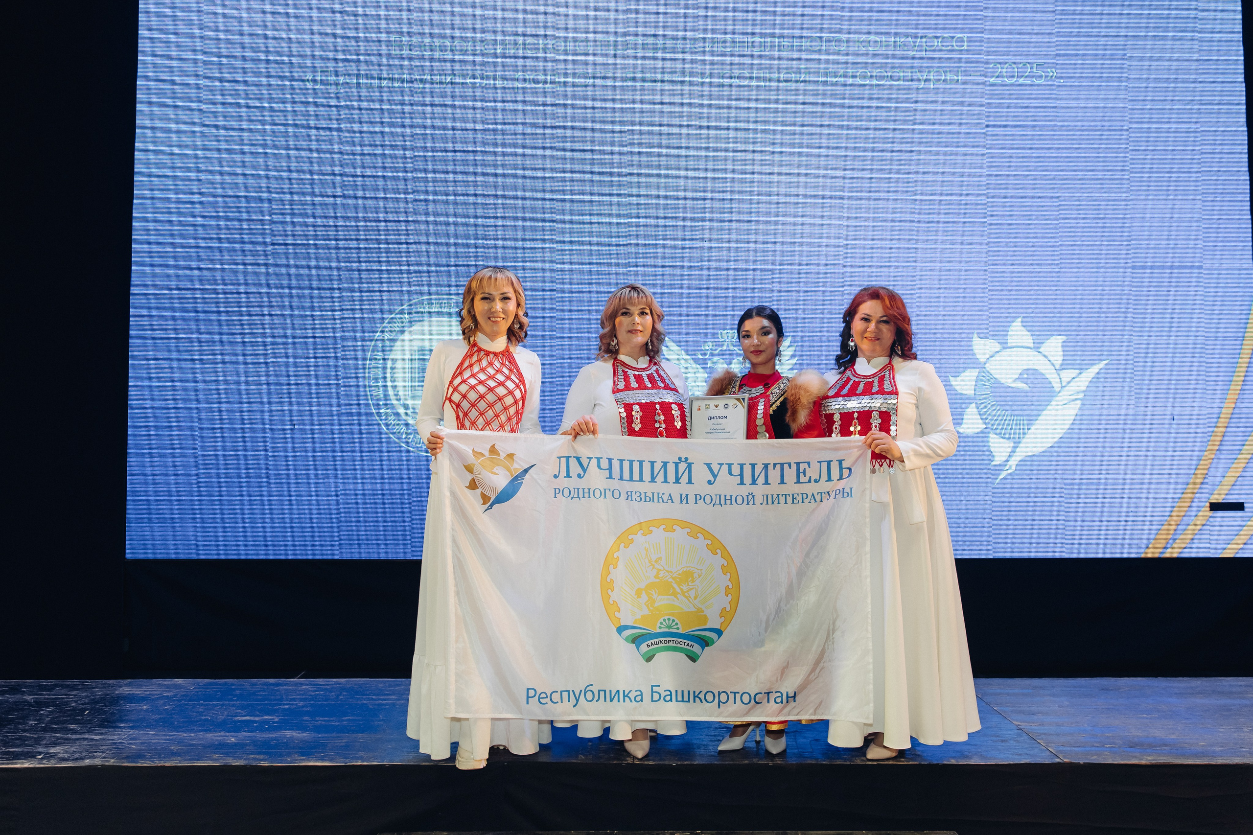 Лучший учитель родного языка и литературы 2025. Свадебный и семейный фотограф в Улан-Удэ