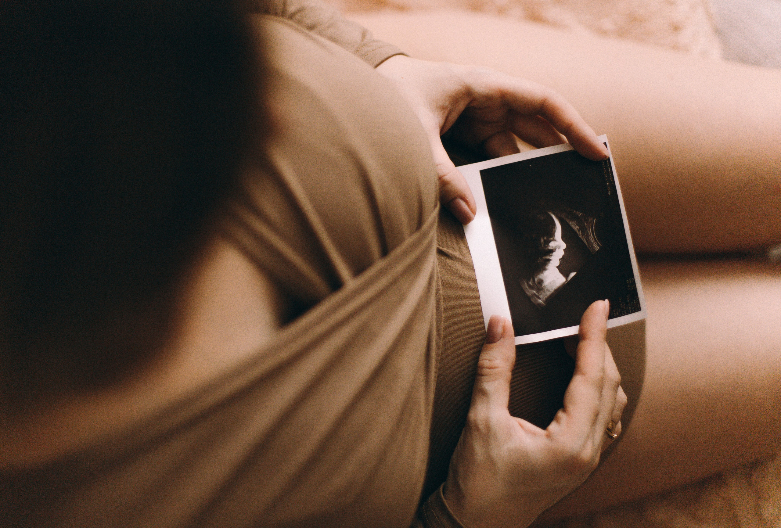 Домашняя съёмка беременности, фотосессия беременной девушки дома, беременная девушка в коричневом боди