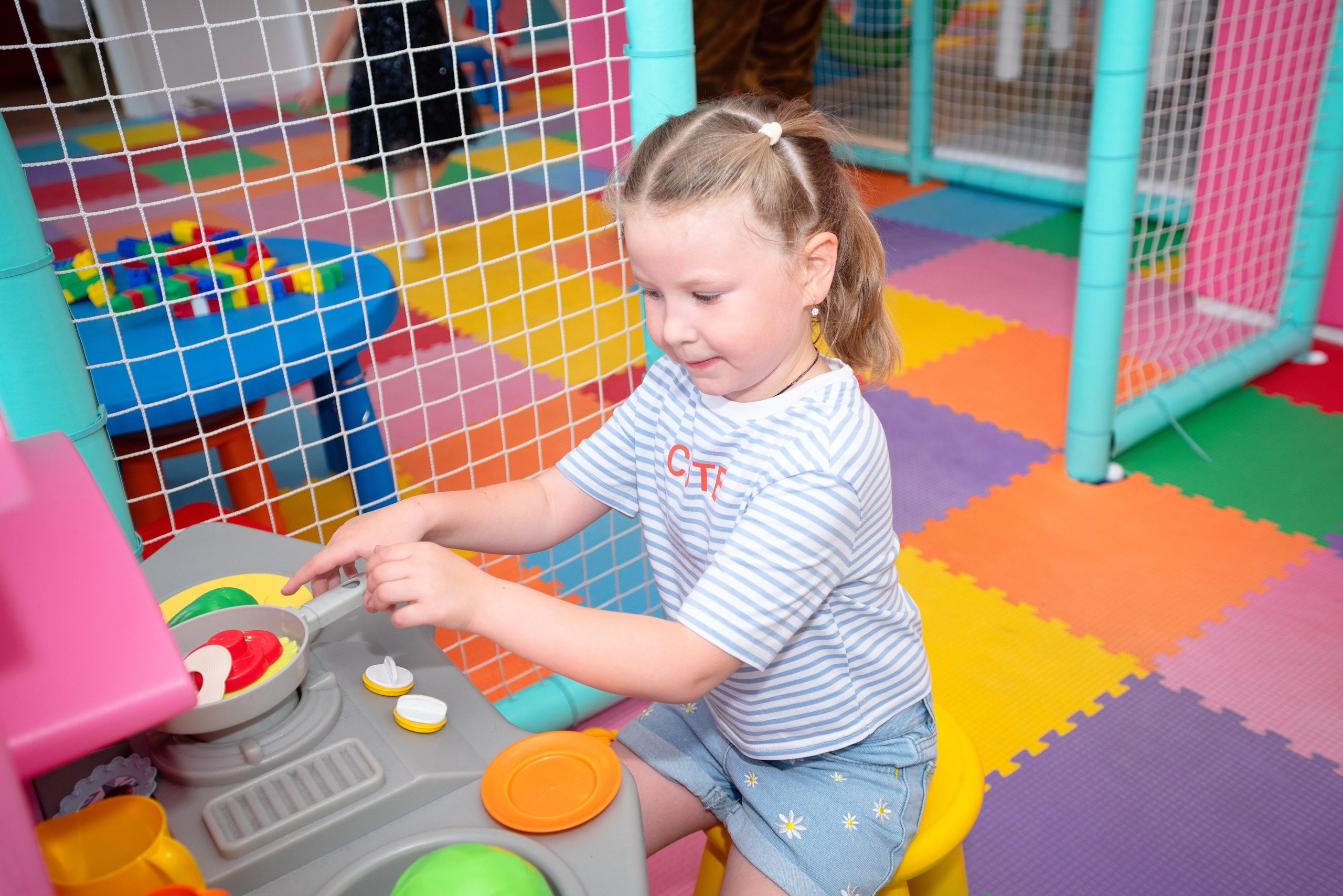 Фотографирует детский праздник в Сургуте/Нефтеюганске — весёлые моменты детей на дне рождения, яркие эмоции выпускников, динамичные кадры торжественных мероприятий.