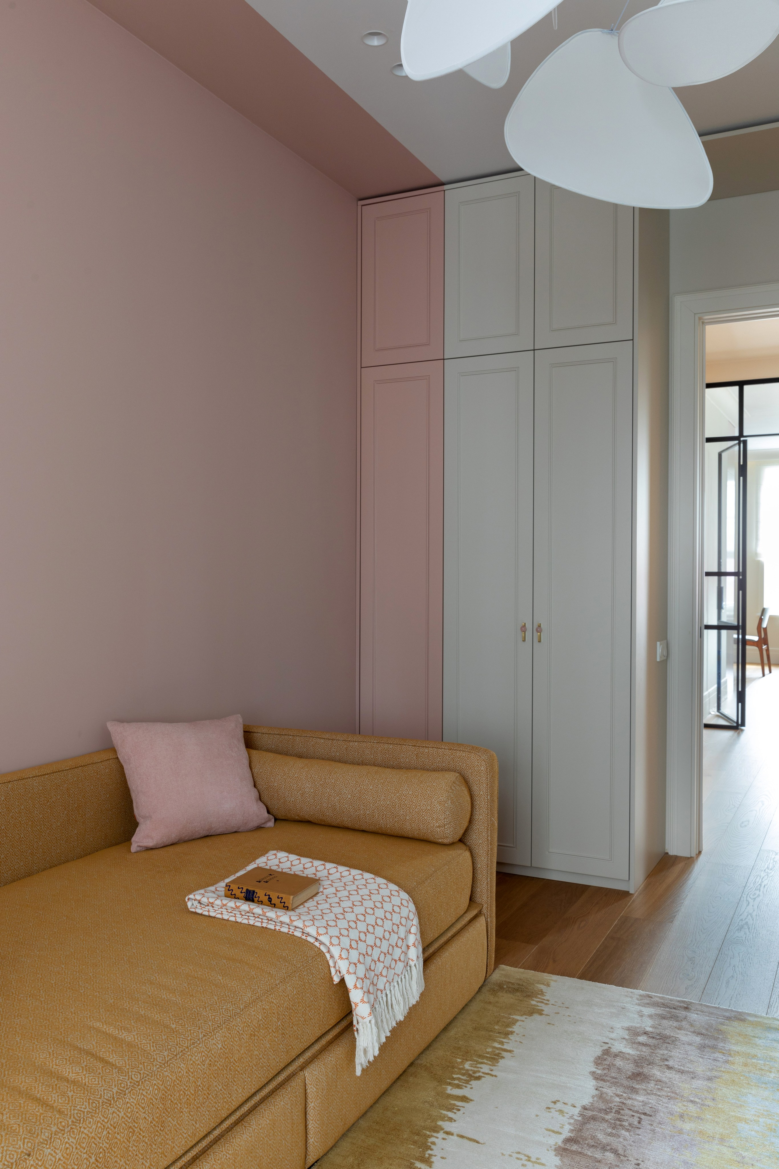 Парадная. «Roots» полный цикл производства мебели и интерьерных решений