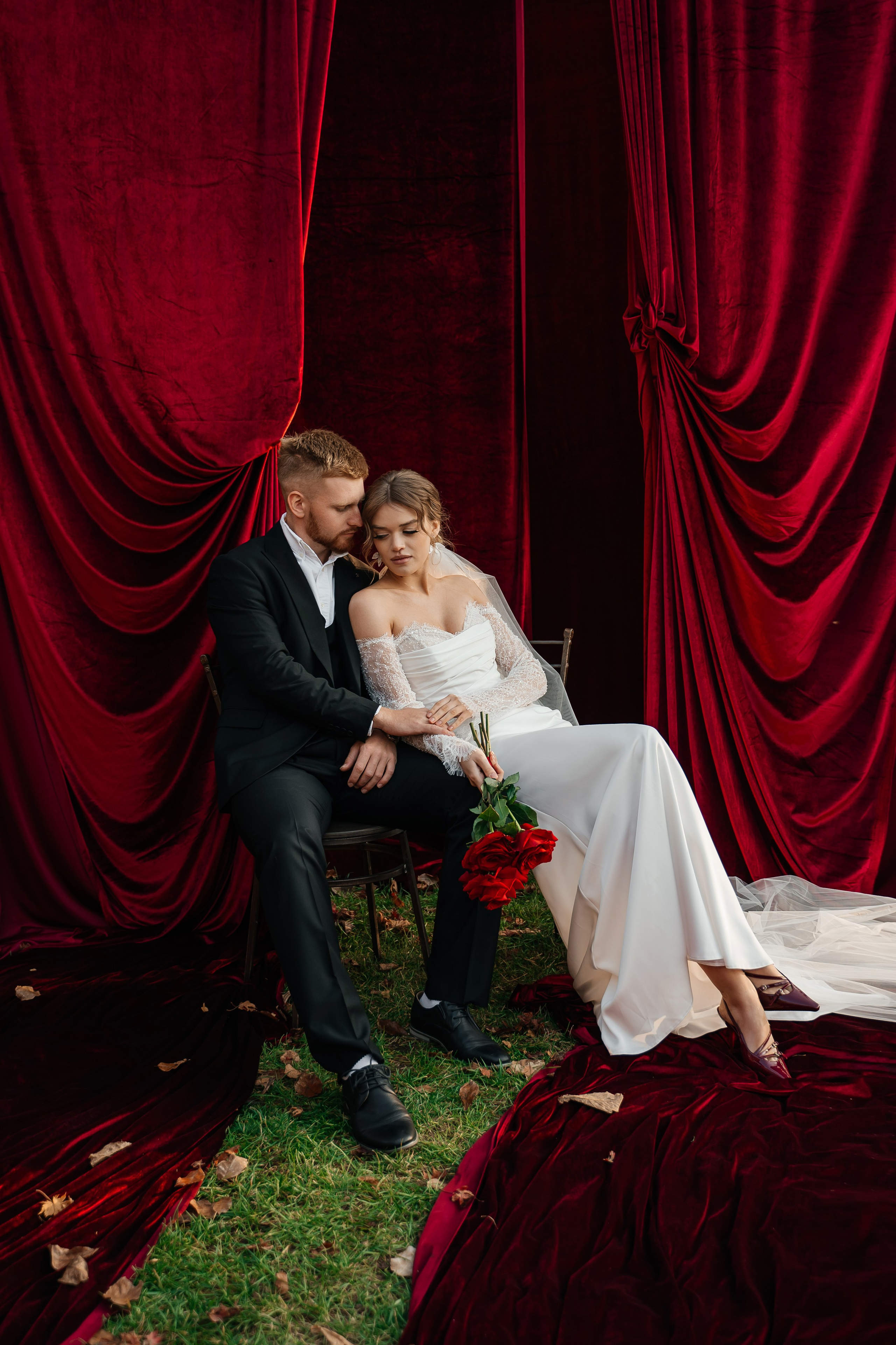 Свадебная церемония на фотозоне из красного бархата. Свадебный фотограф Елена Рякина