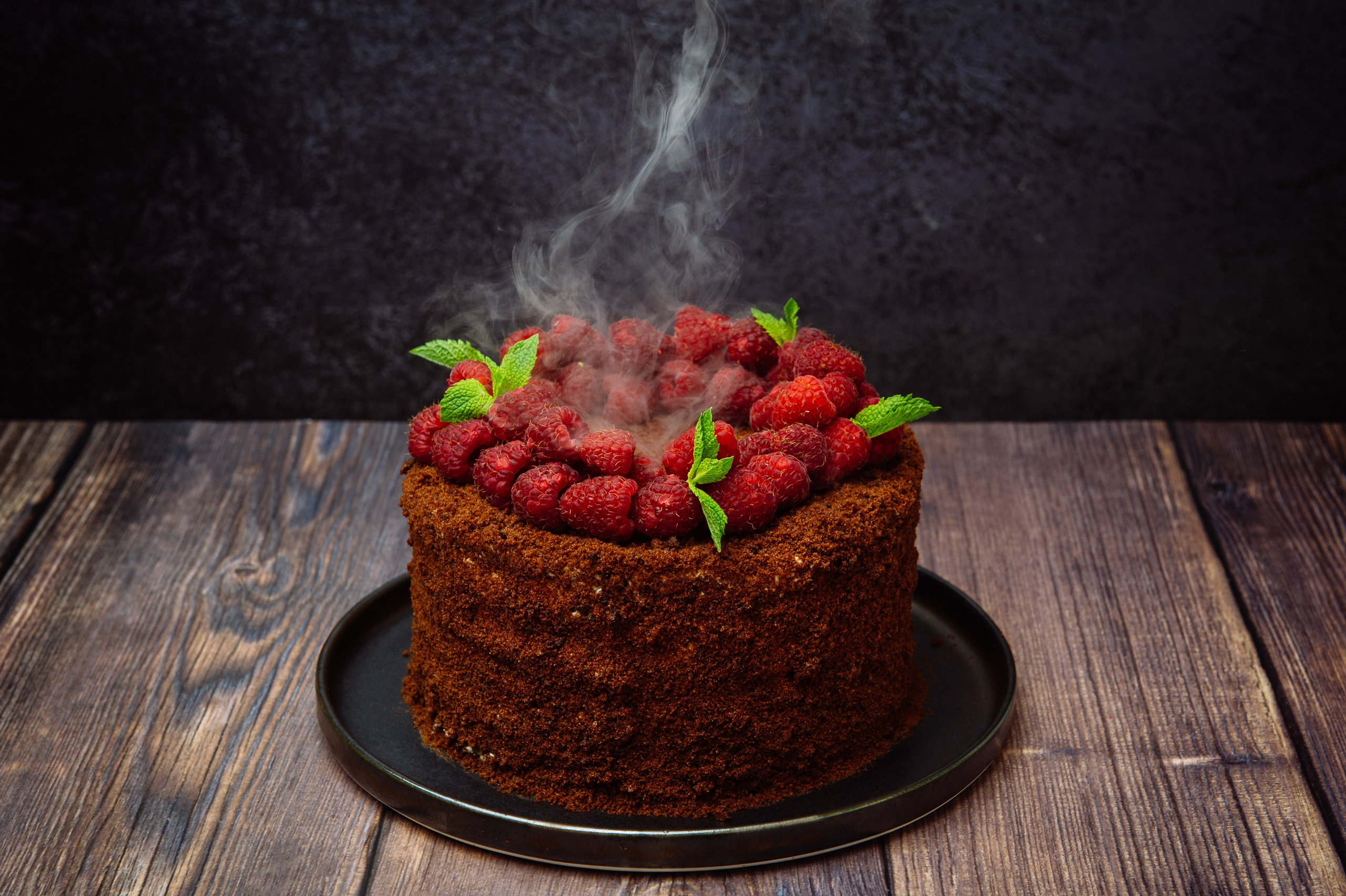 Шоколадный медовик! Можно добавить любые фруктовые начинки или орешки! Торт с декором из свежайшей малины